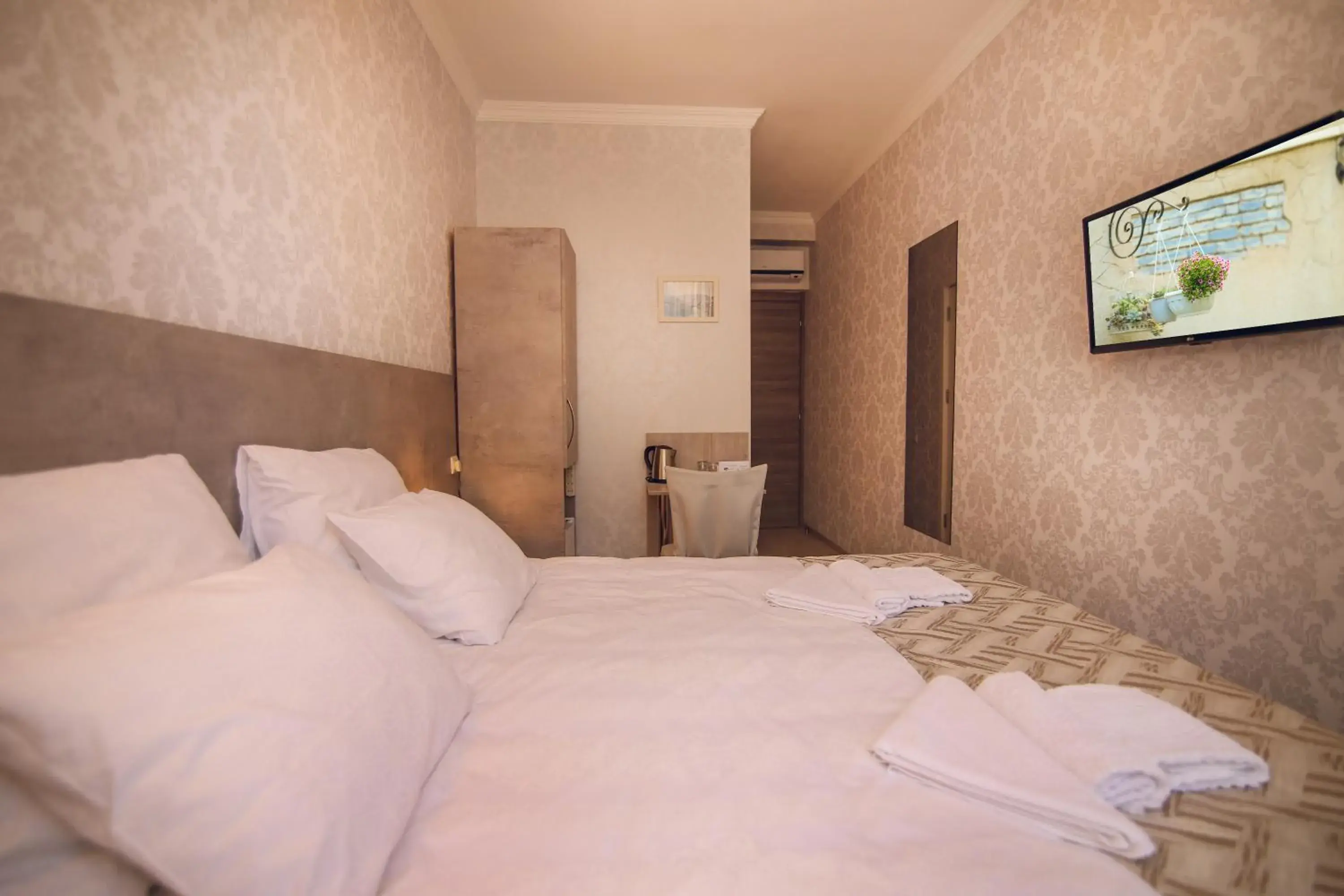 Small Double Room in Kenari Hotel Small Double Room in Kenari Hotel