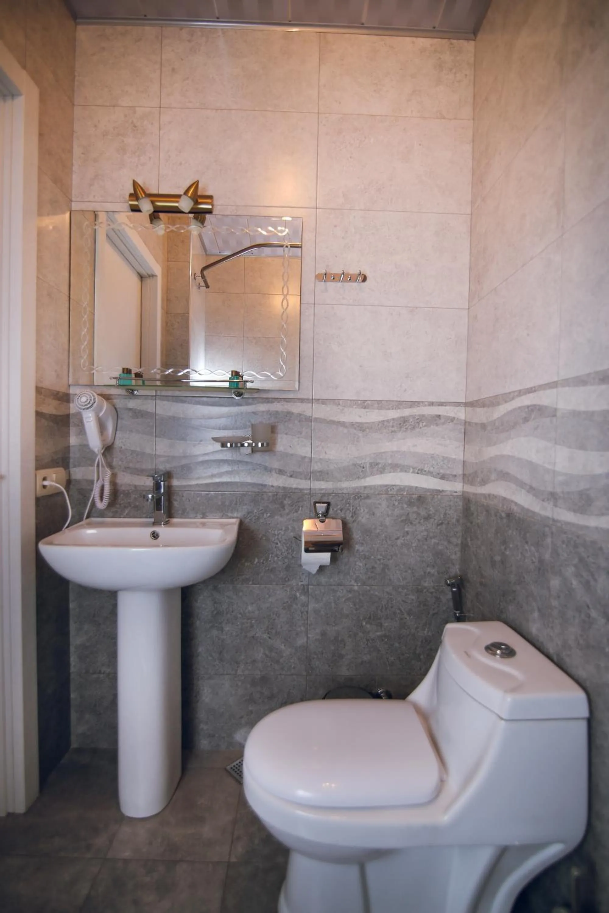 Shower in Kenari Hotel