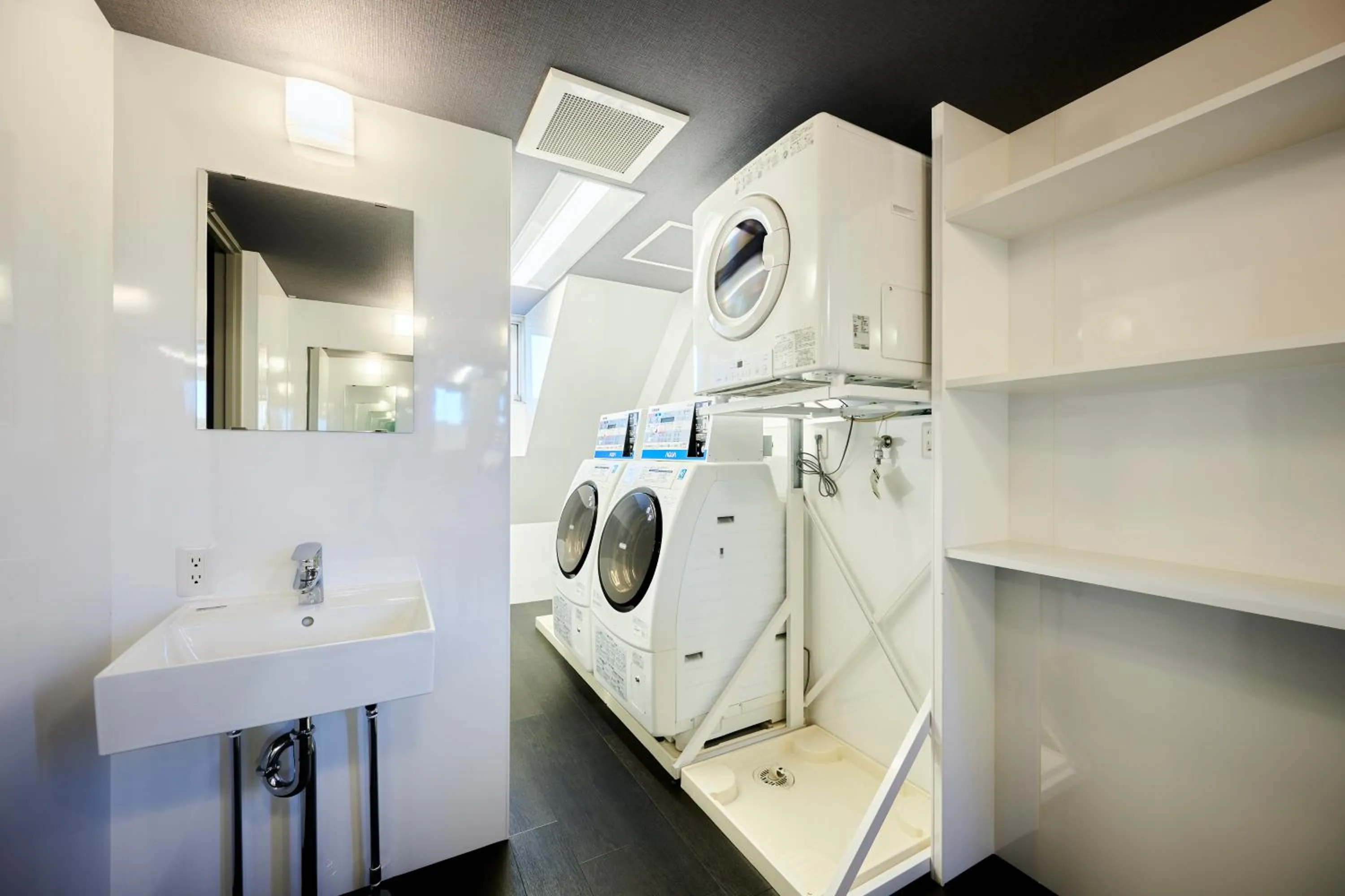 washing machine in CAPSULE HOTEL CONTINUE NijojoKita