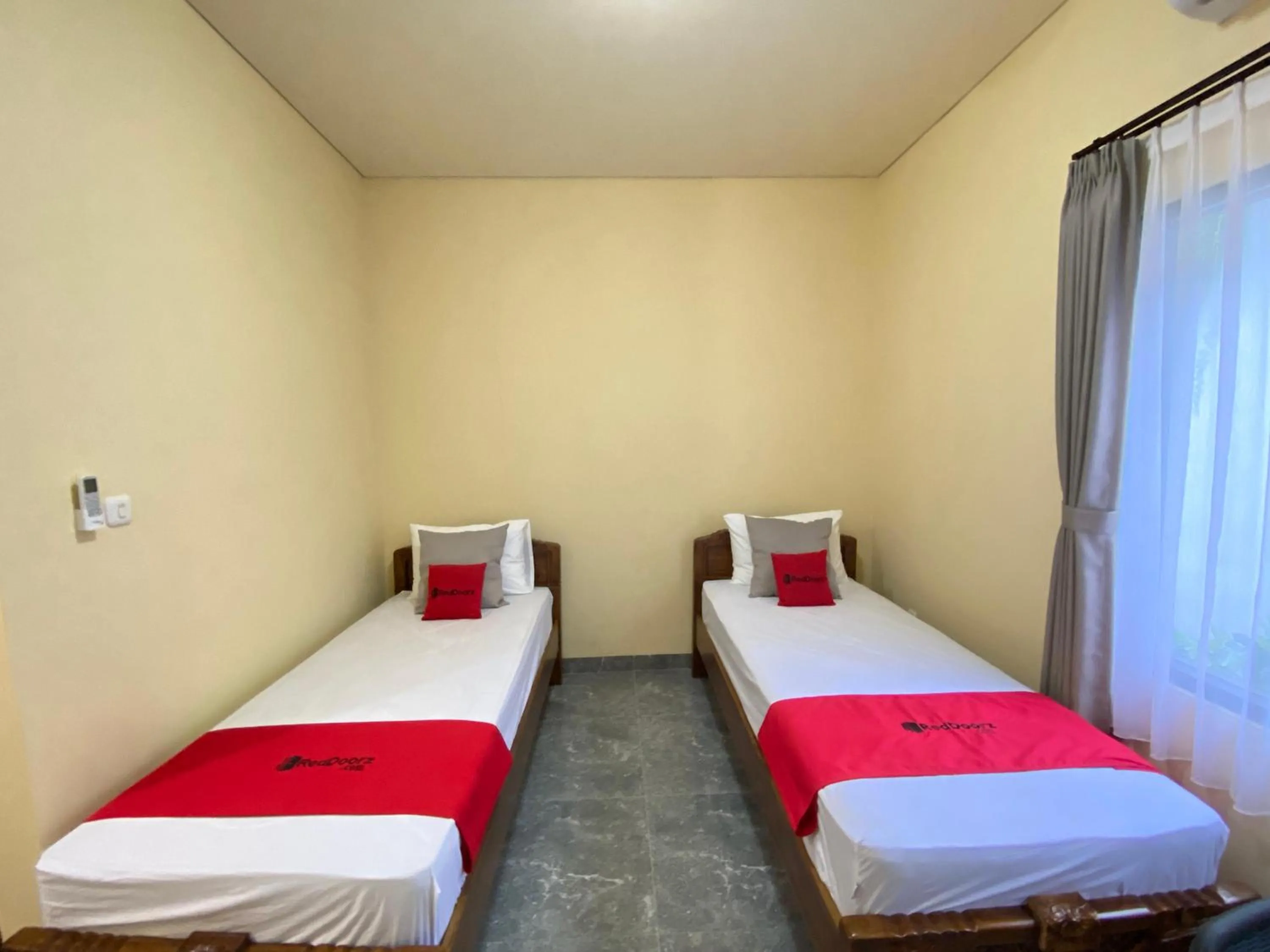 Standard Twin Room in RedDoorz Syariah at Jitu Guest House Purwokerto