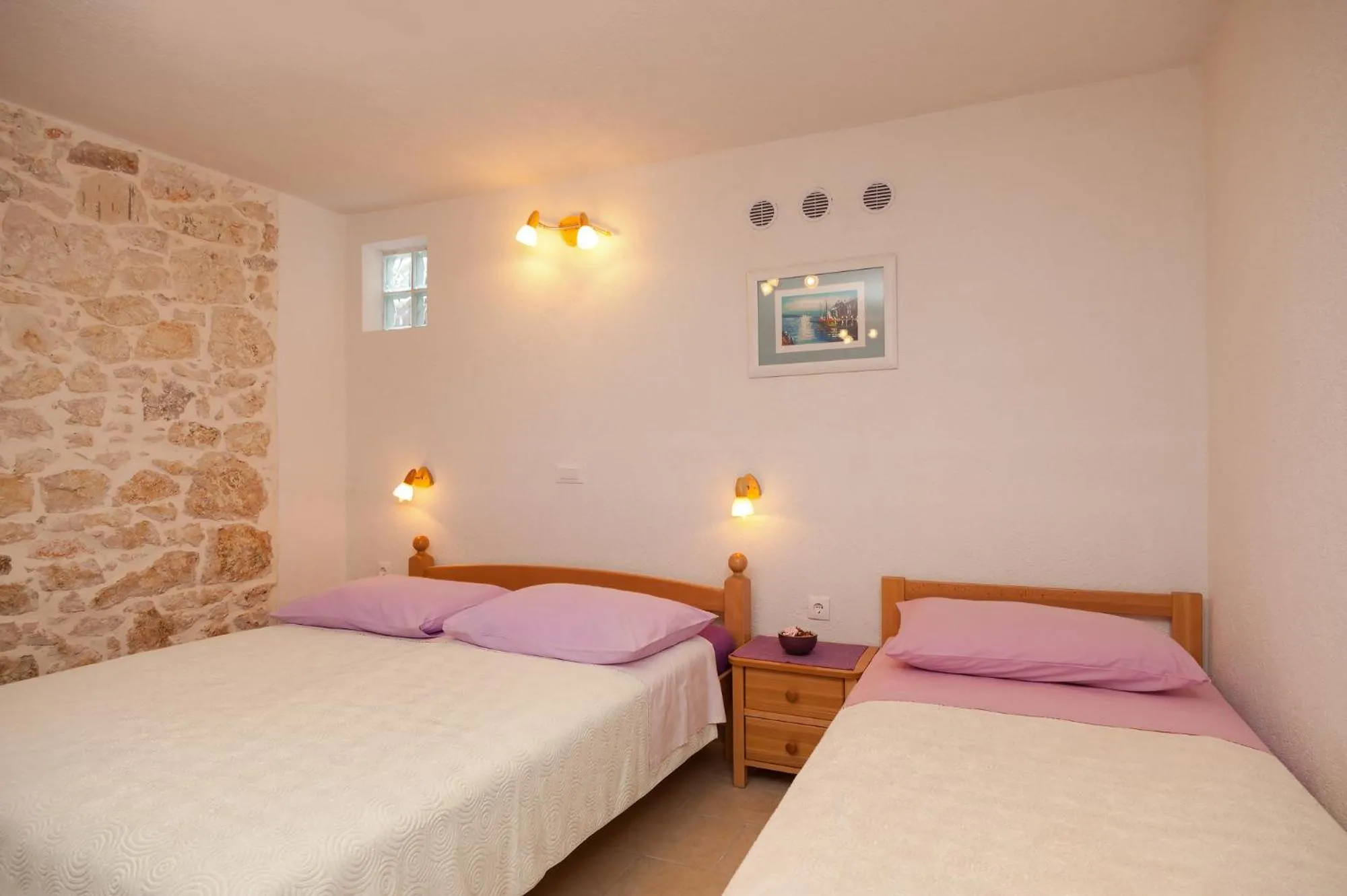 Bedroom, Bed in Apartments Mande and Kate