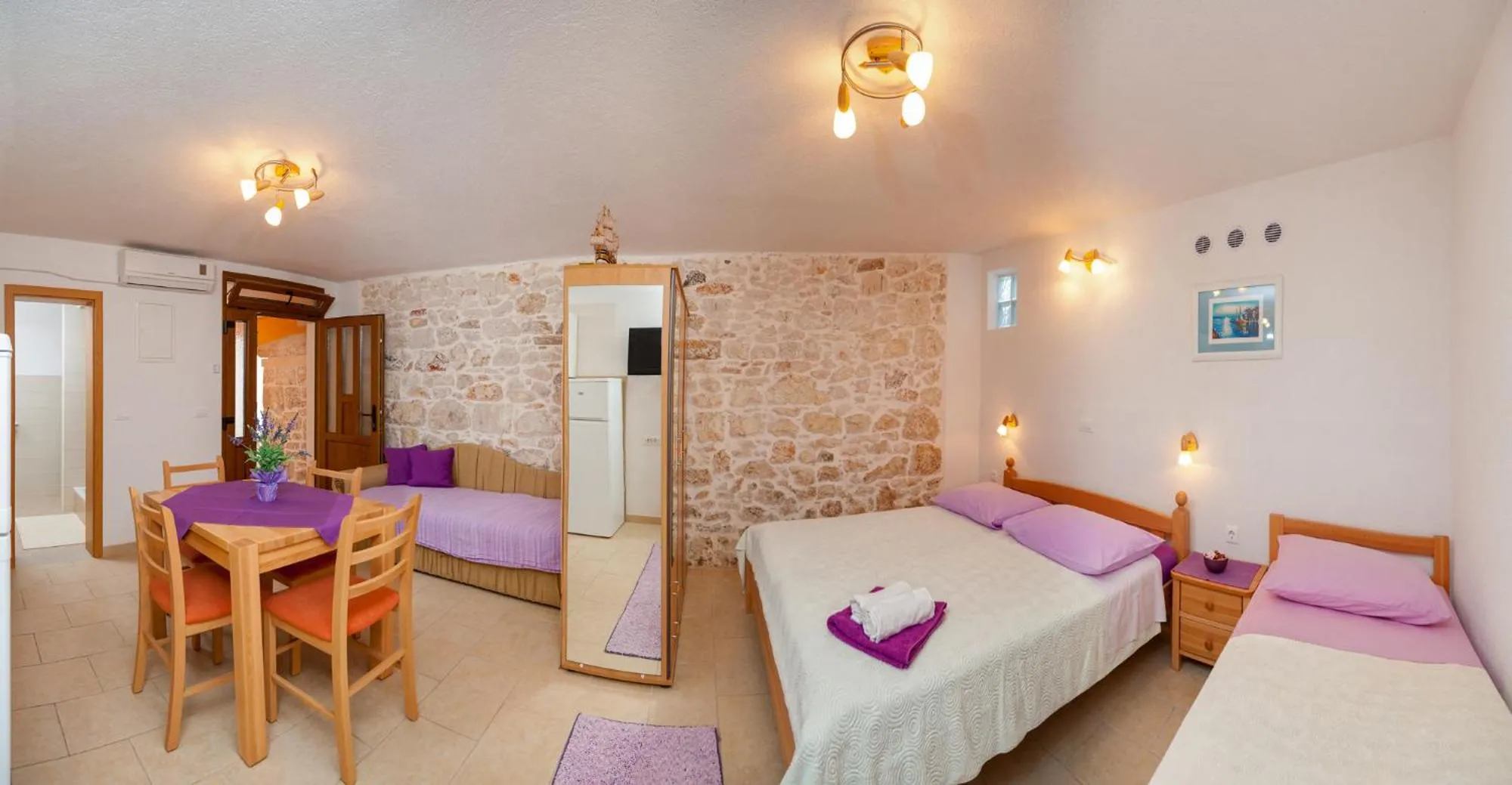 Bedroom, Bed in Apartments Mande and Kate