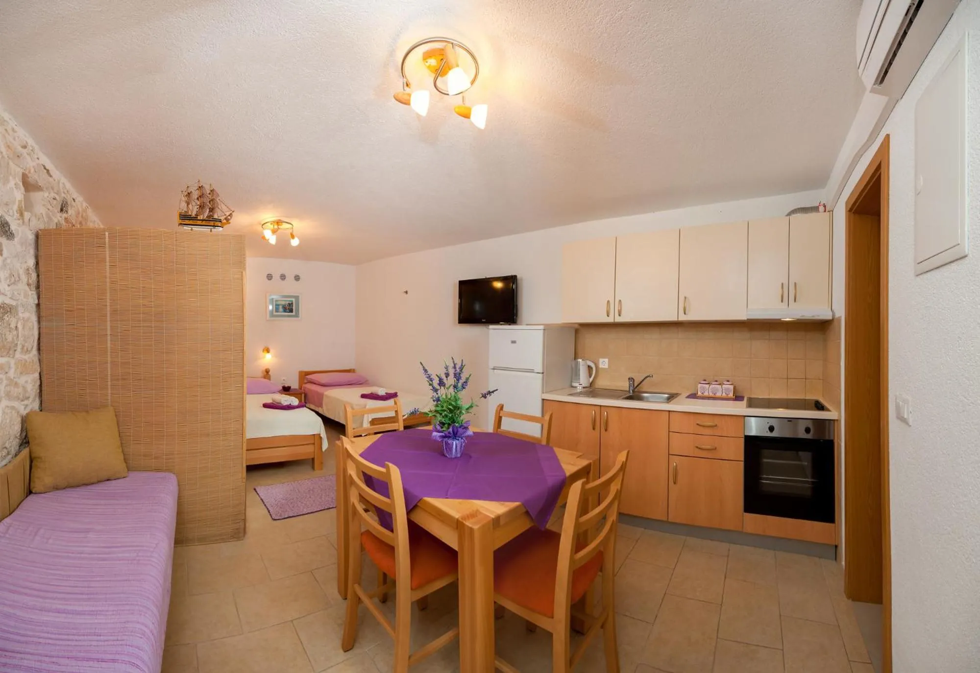 Kitchen or kitchenette in Apartments Mande and Kate