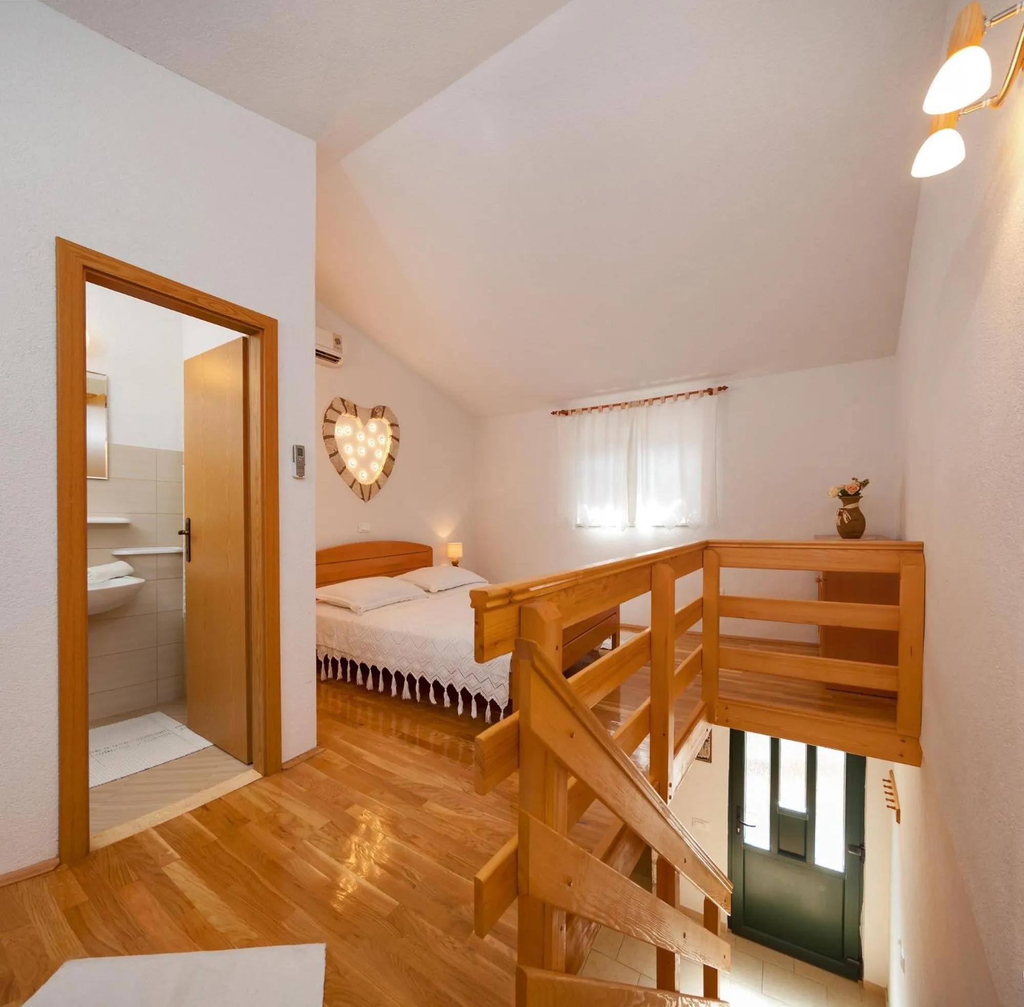 Bathroom, Bed in Apartments Mande and Kate