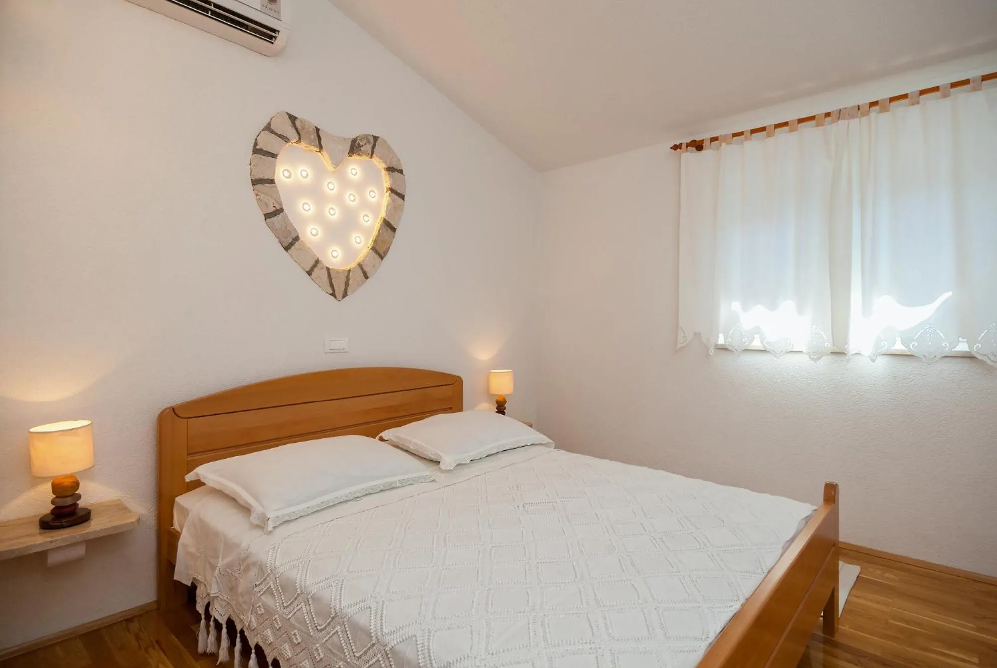 Bedroom, Bed in Apartments Mande and Kate
