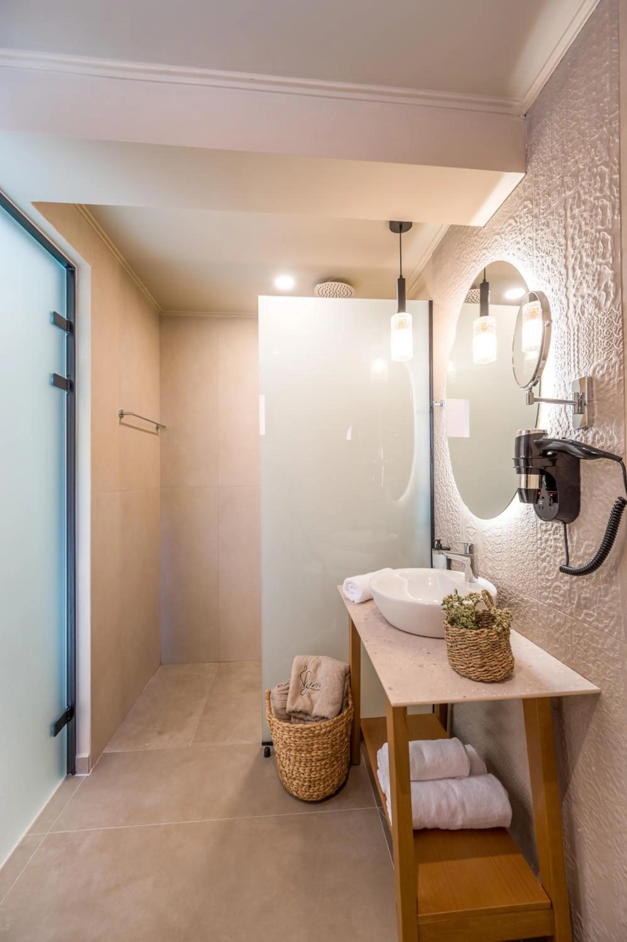 Shower in Hotel Pyriá