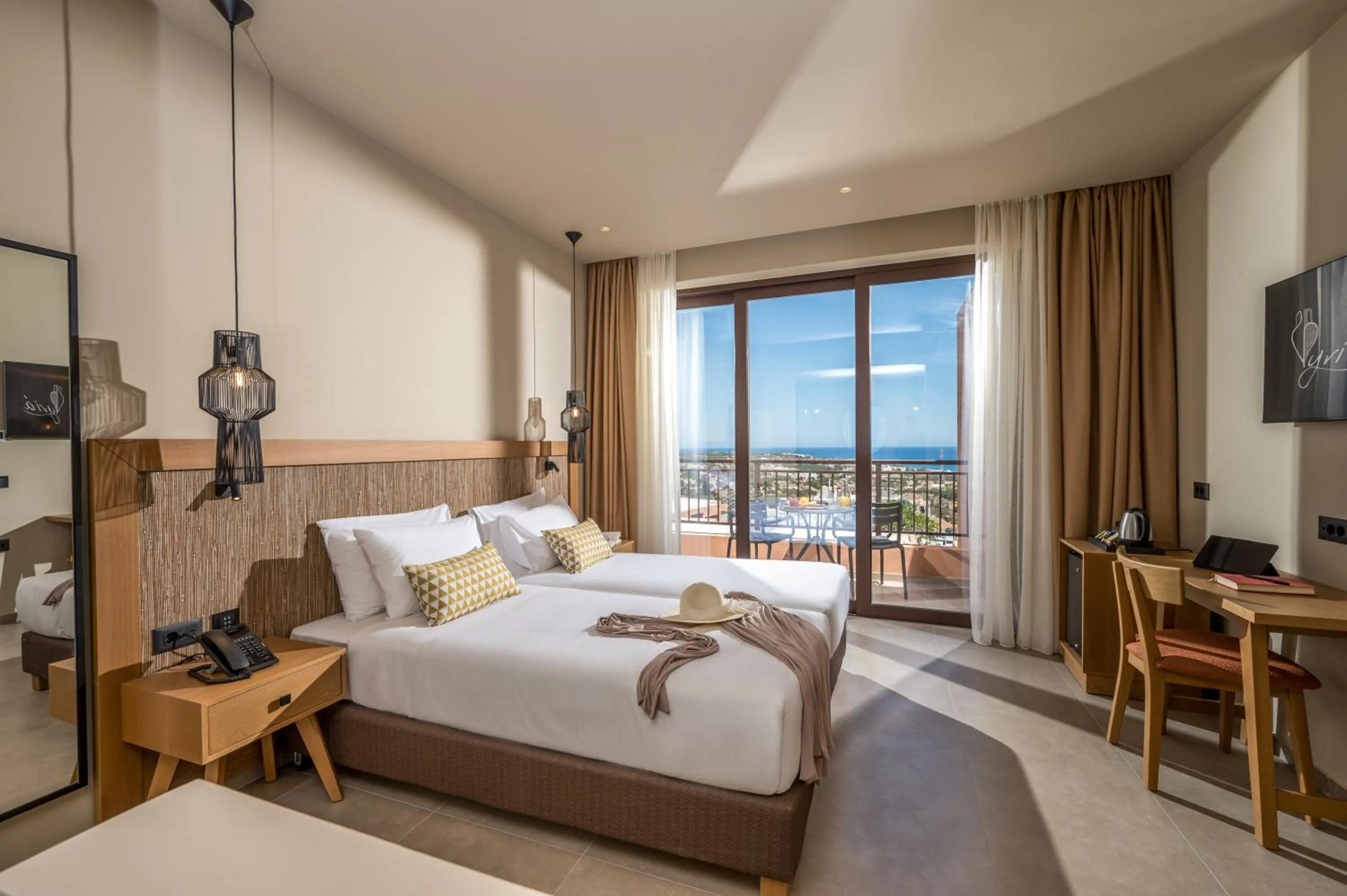 Balcony/Terrace, Bed in Hotel Pyriá