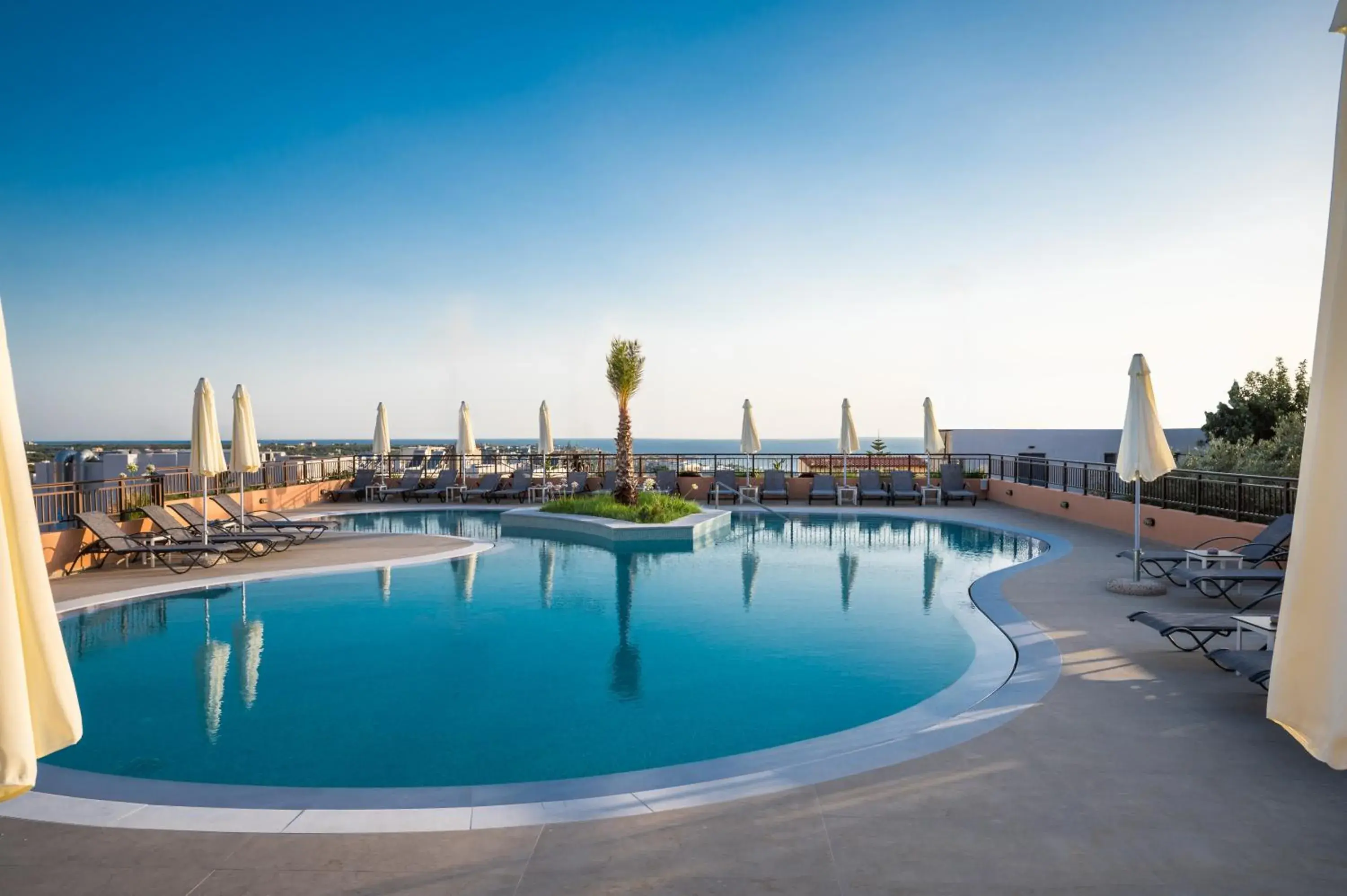 Swimming pool in Hotel Pyriá Swimming pool in Hotel Pyriá