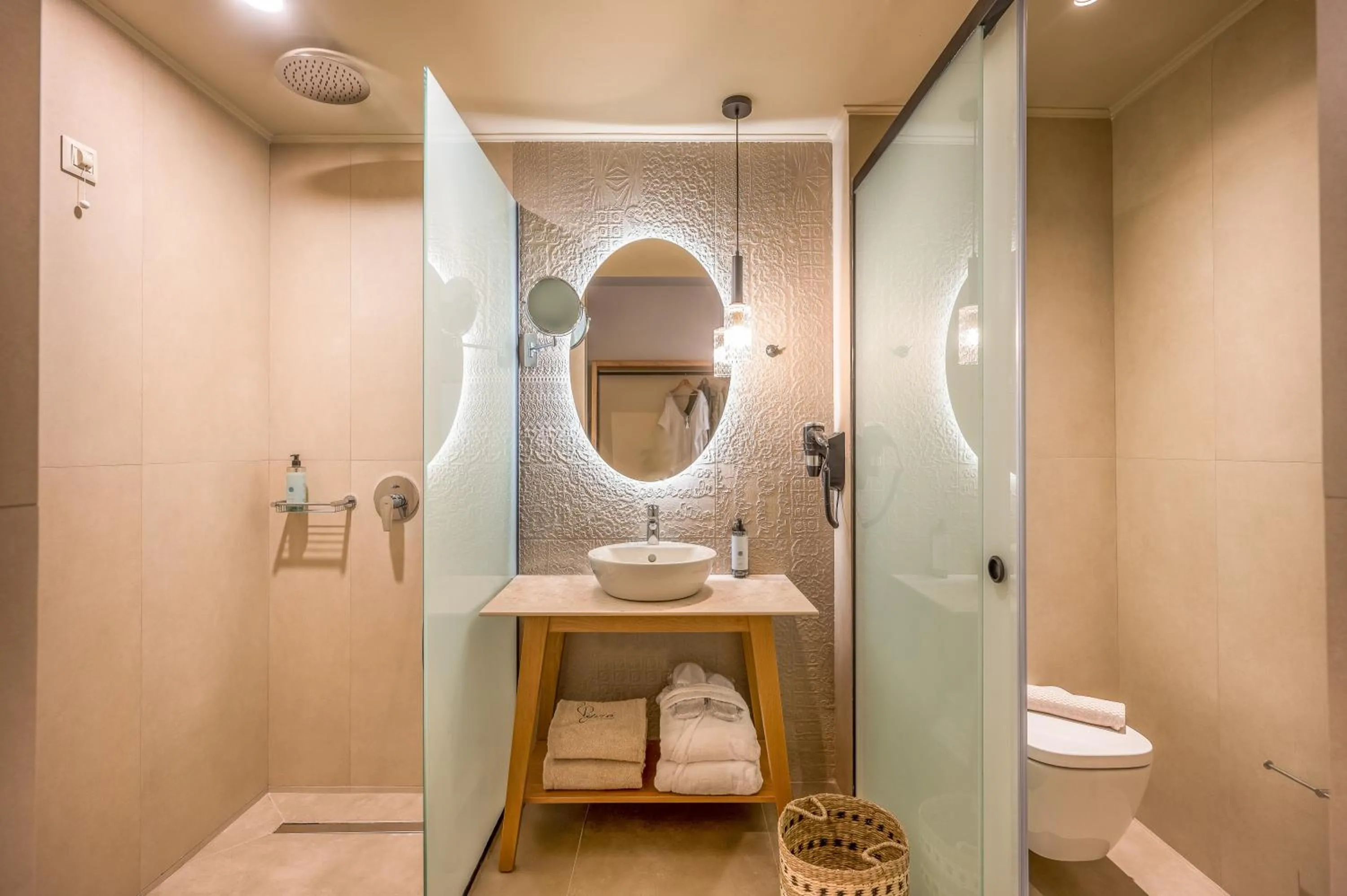 Shower in Hotel Pyriá