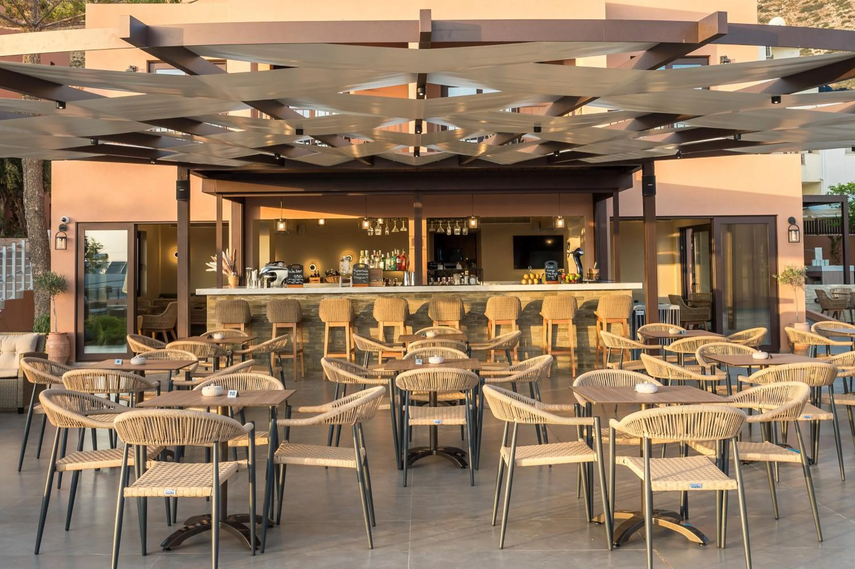 Restaurant/places to eat in Hotel Pyriá