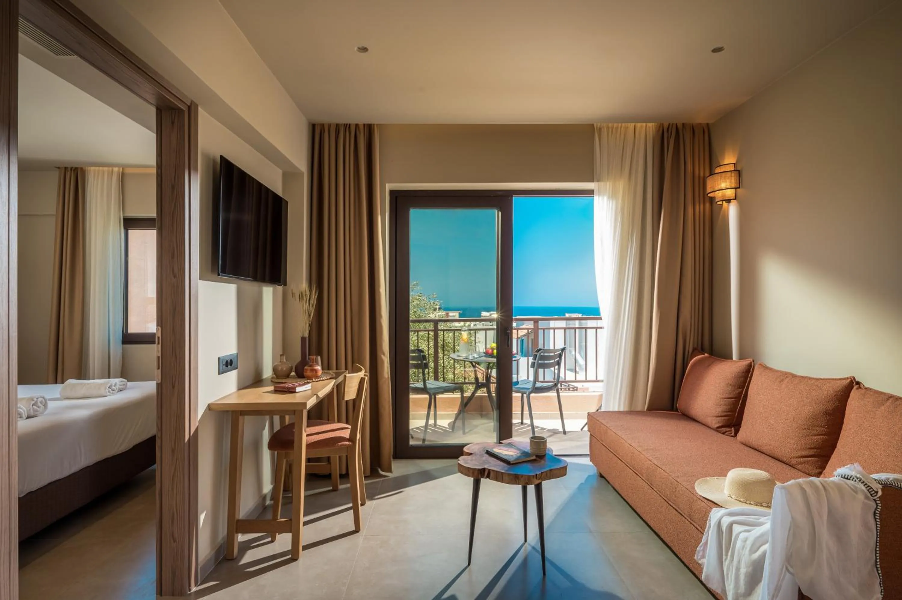 Living room, Bed in Hotel Pyriá