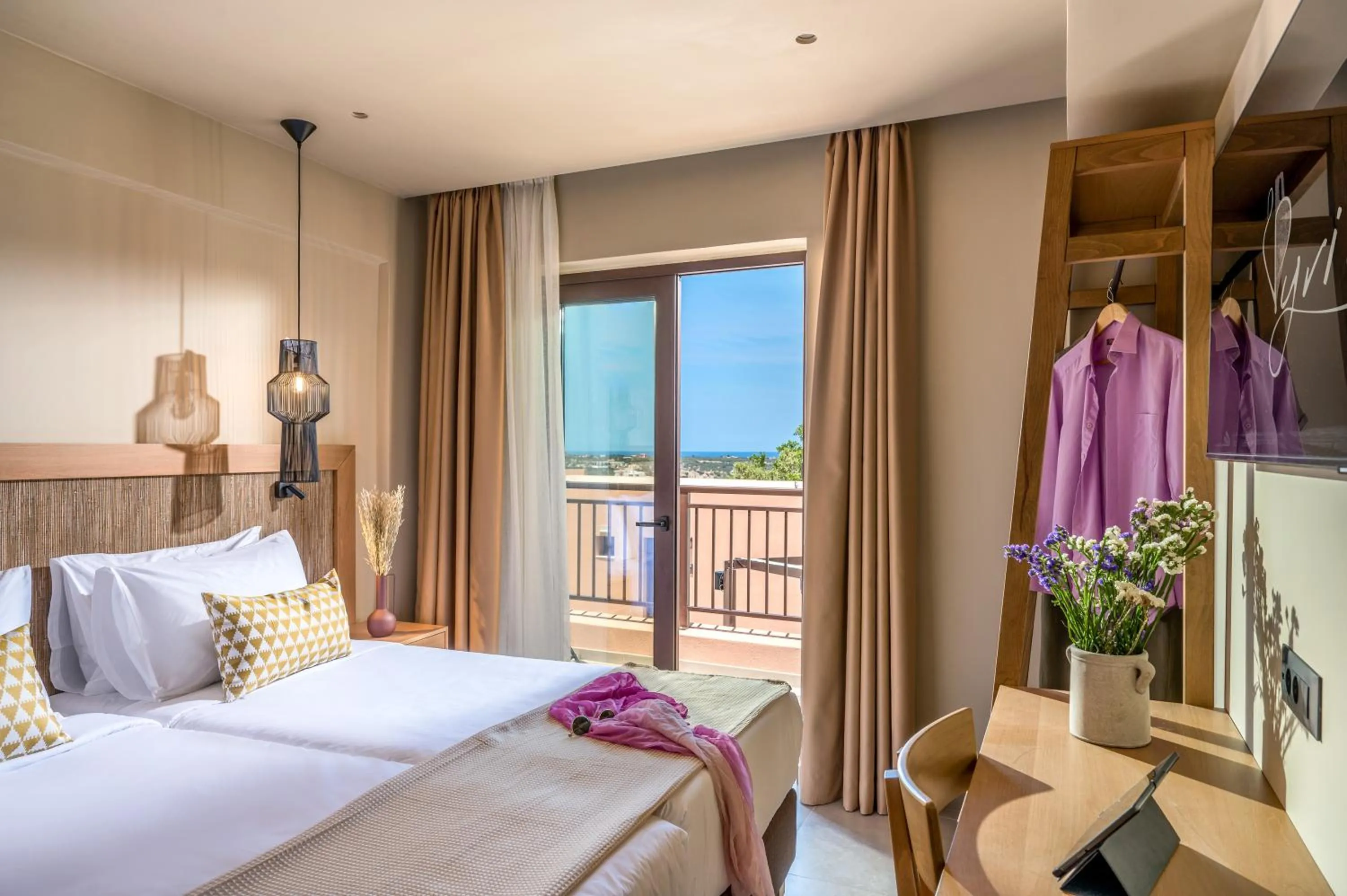 Bedroom, Bed in Hotel Pyriá