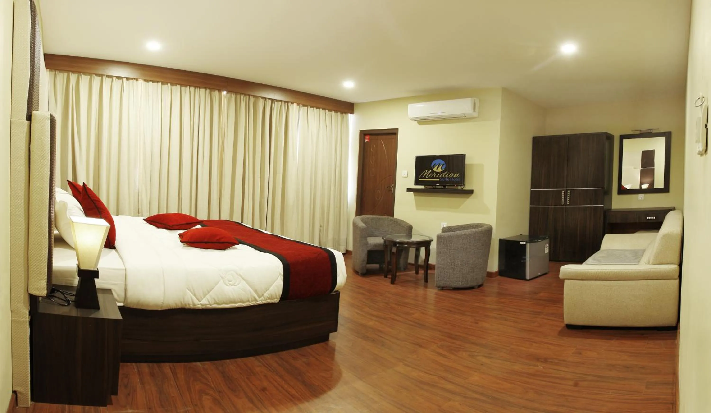 Shower, Bed in Hotel Meridian Suite