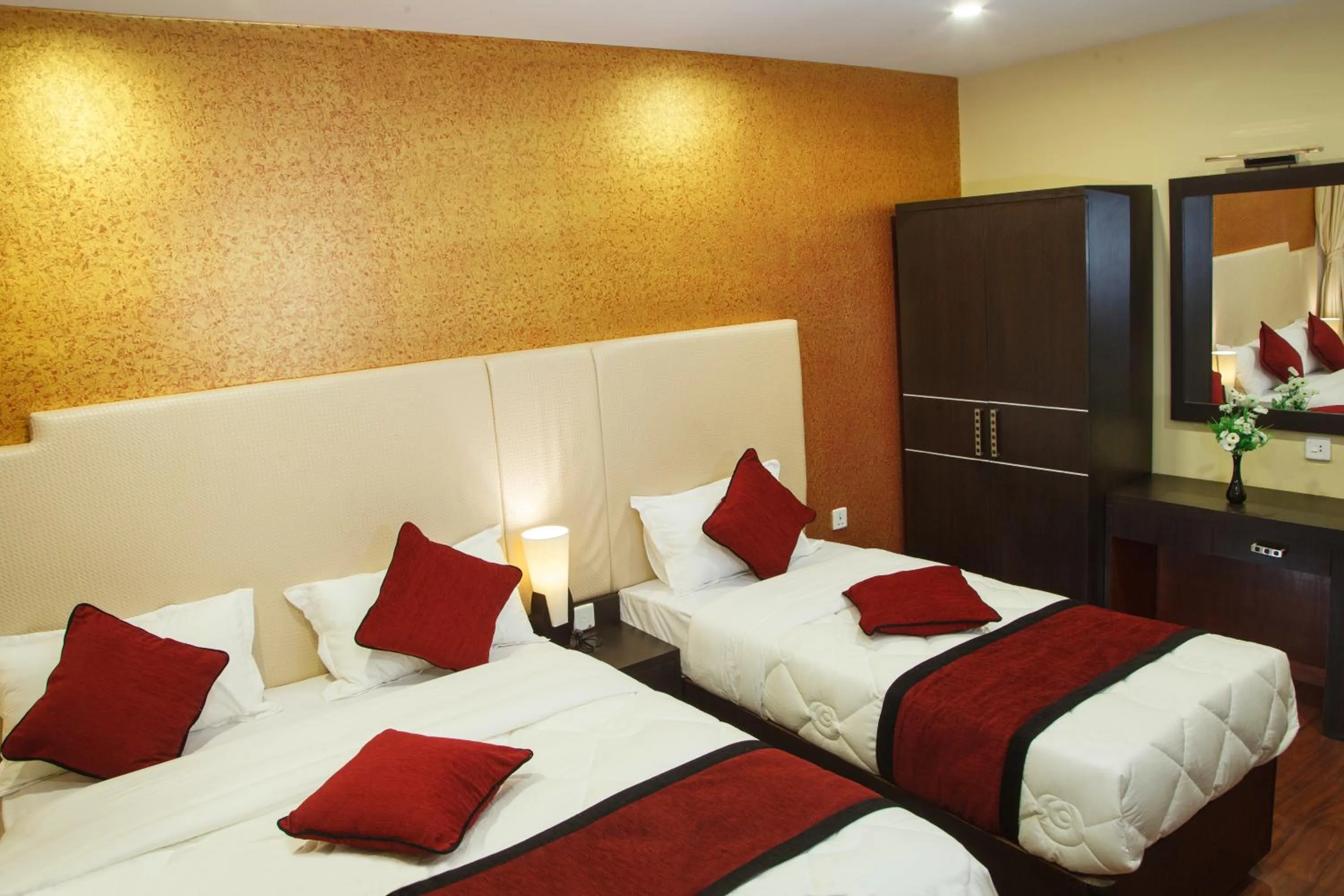 Shower, Bed in Hotel Meridian Suite