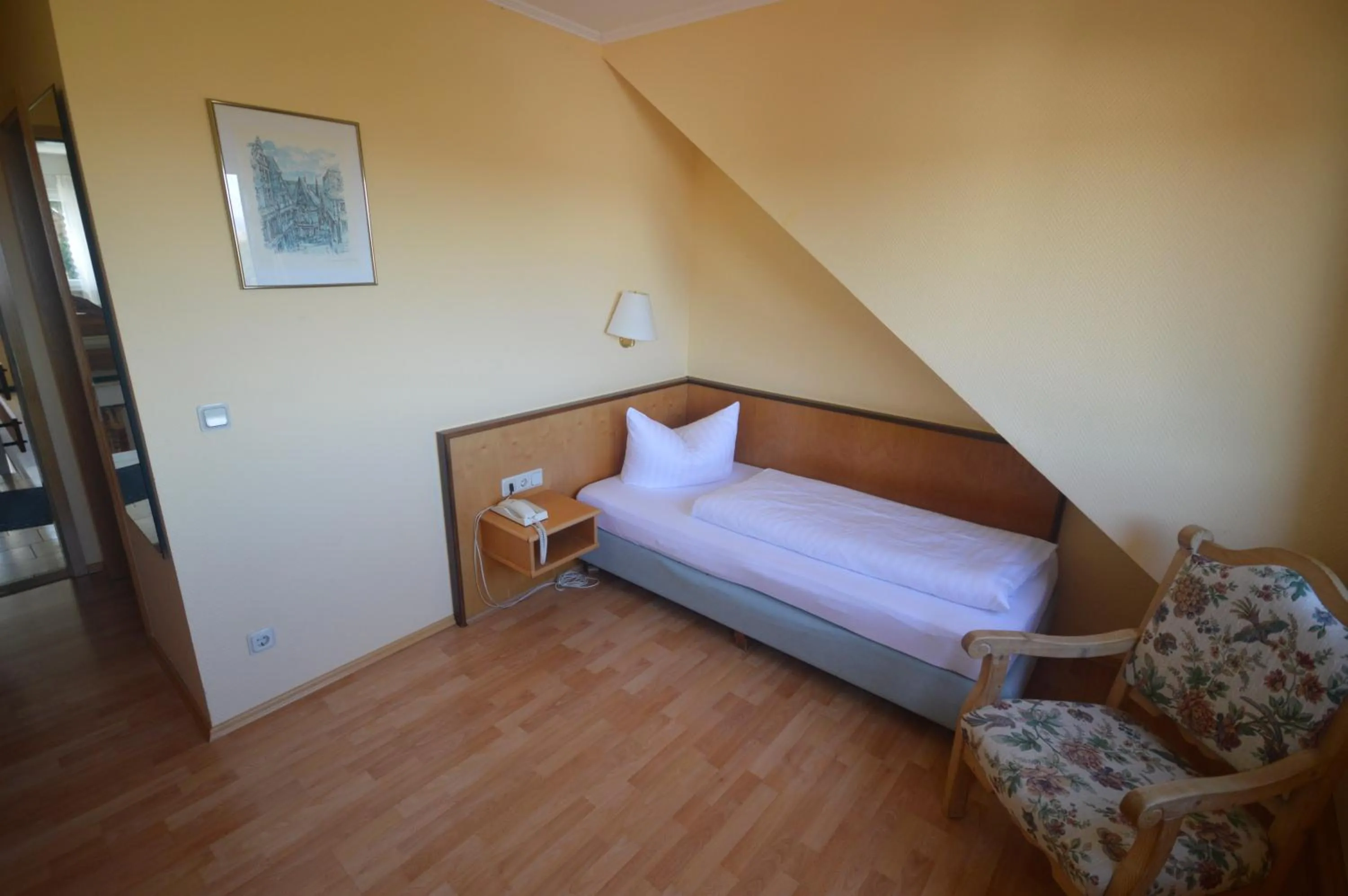 Photo of the whole room, Bed in Zur Burgruine Frauenberg