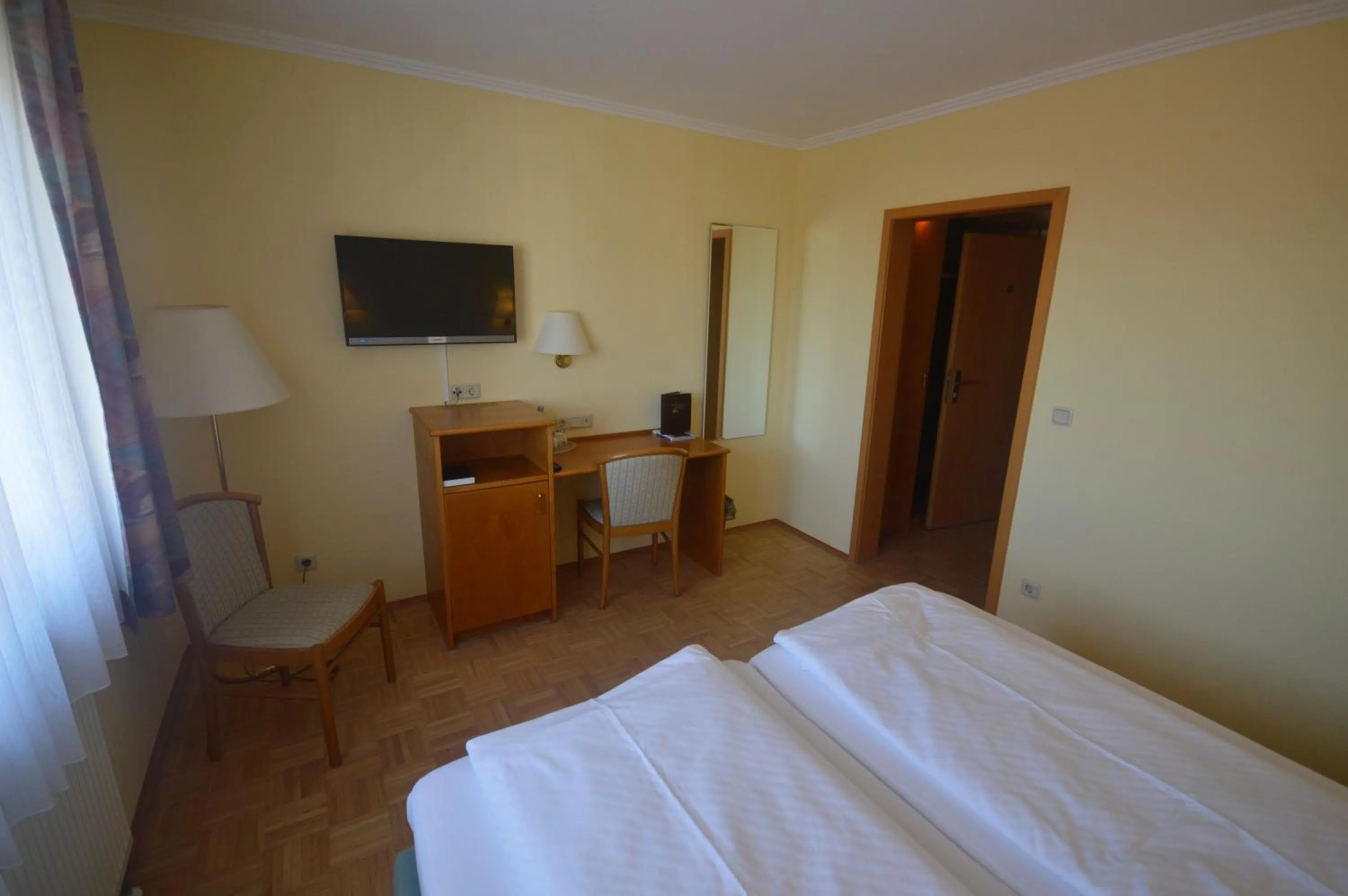 Photo of the whole room, Bed in Zur Burgruine Frauenberg