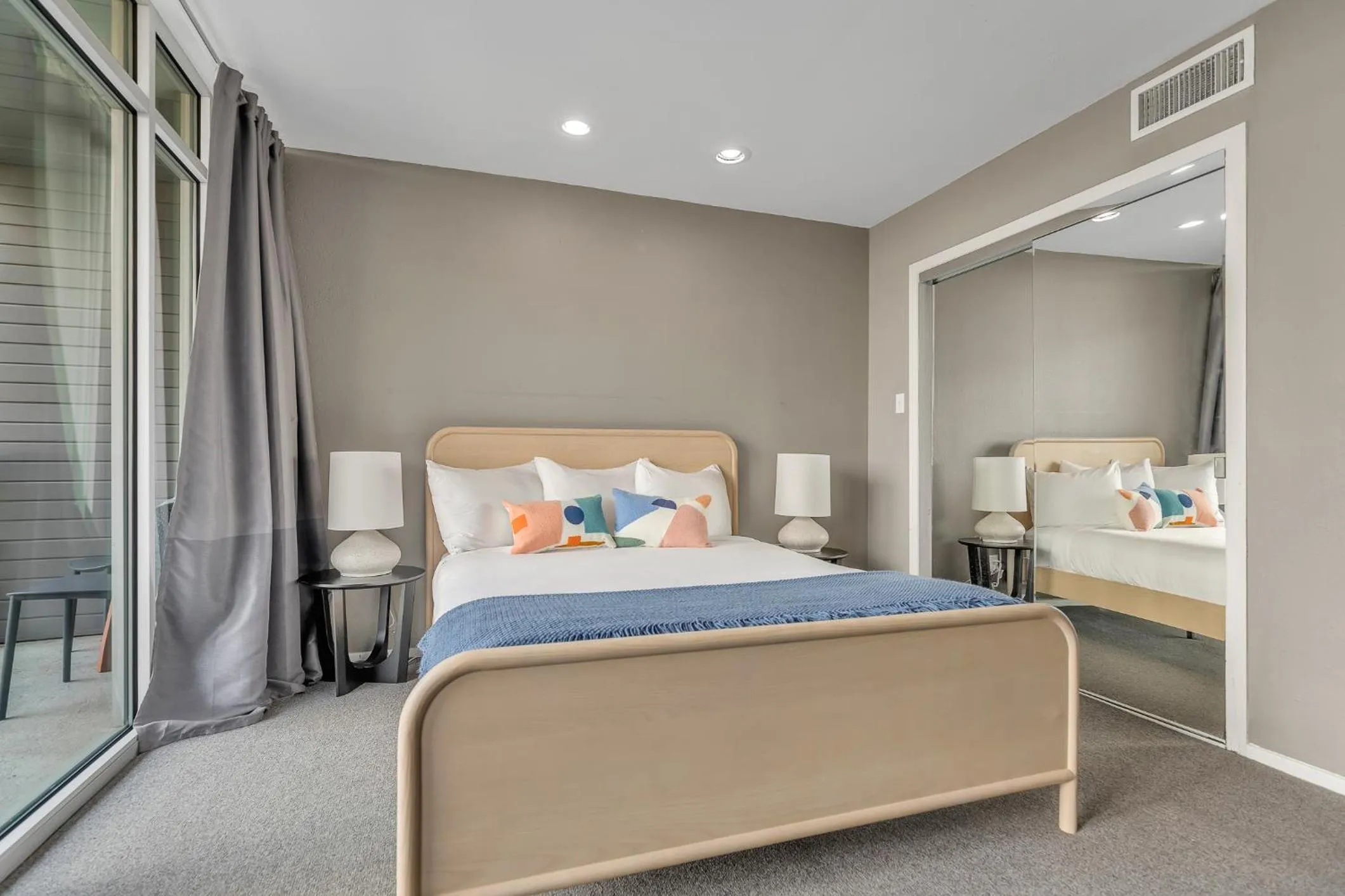 Bed in Littlefield Lofts, Hosted by Placemakr - 6th St