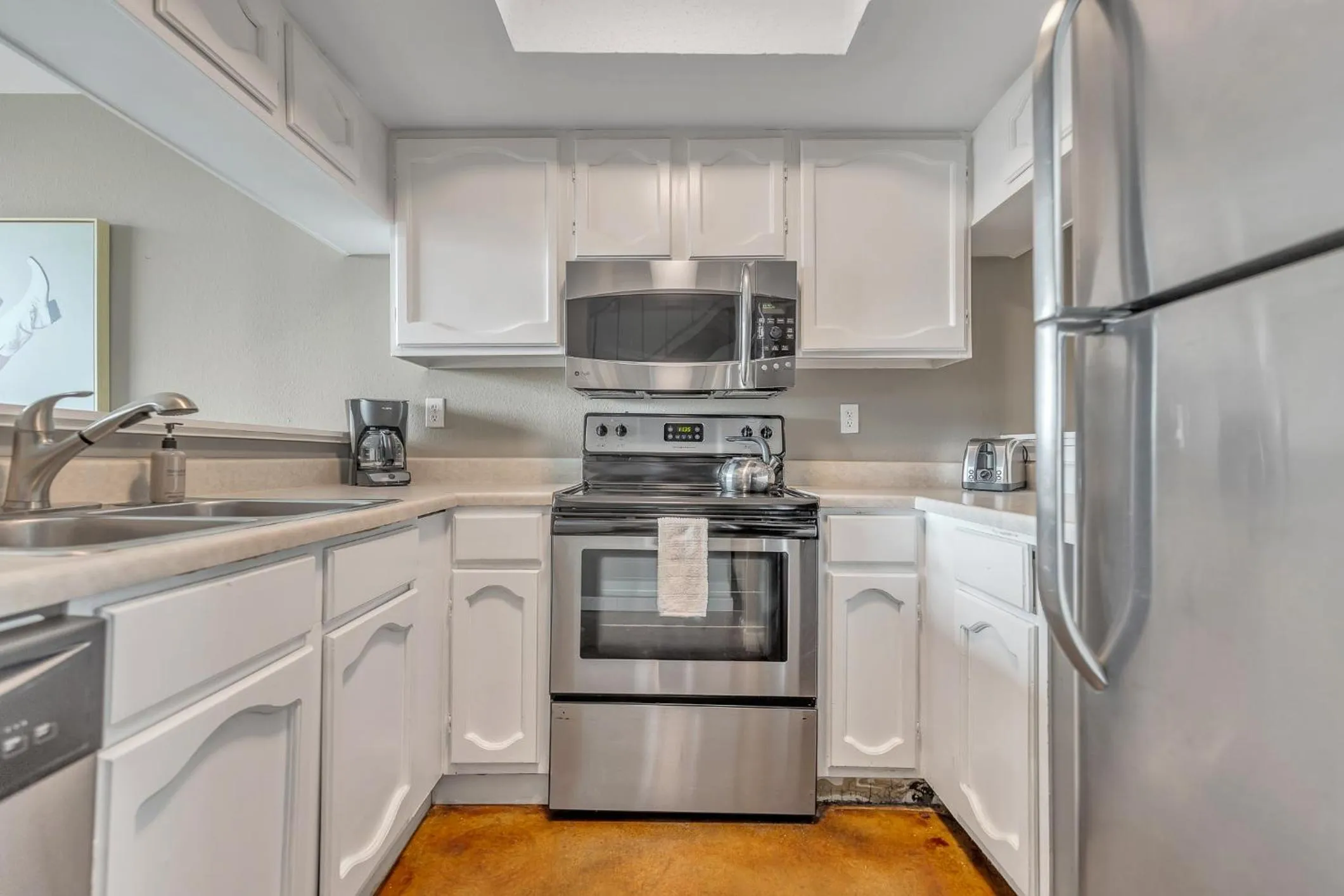Kitchen or kitchenette in Littlefield Lofts, Hosted by Placemakr - 6th St