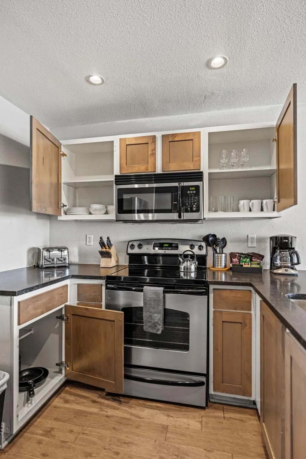 kitchen in Littlefield Lofts, Hosted by Placemakr - 6th St