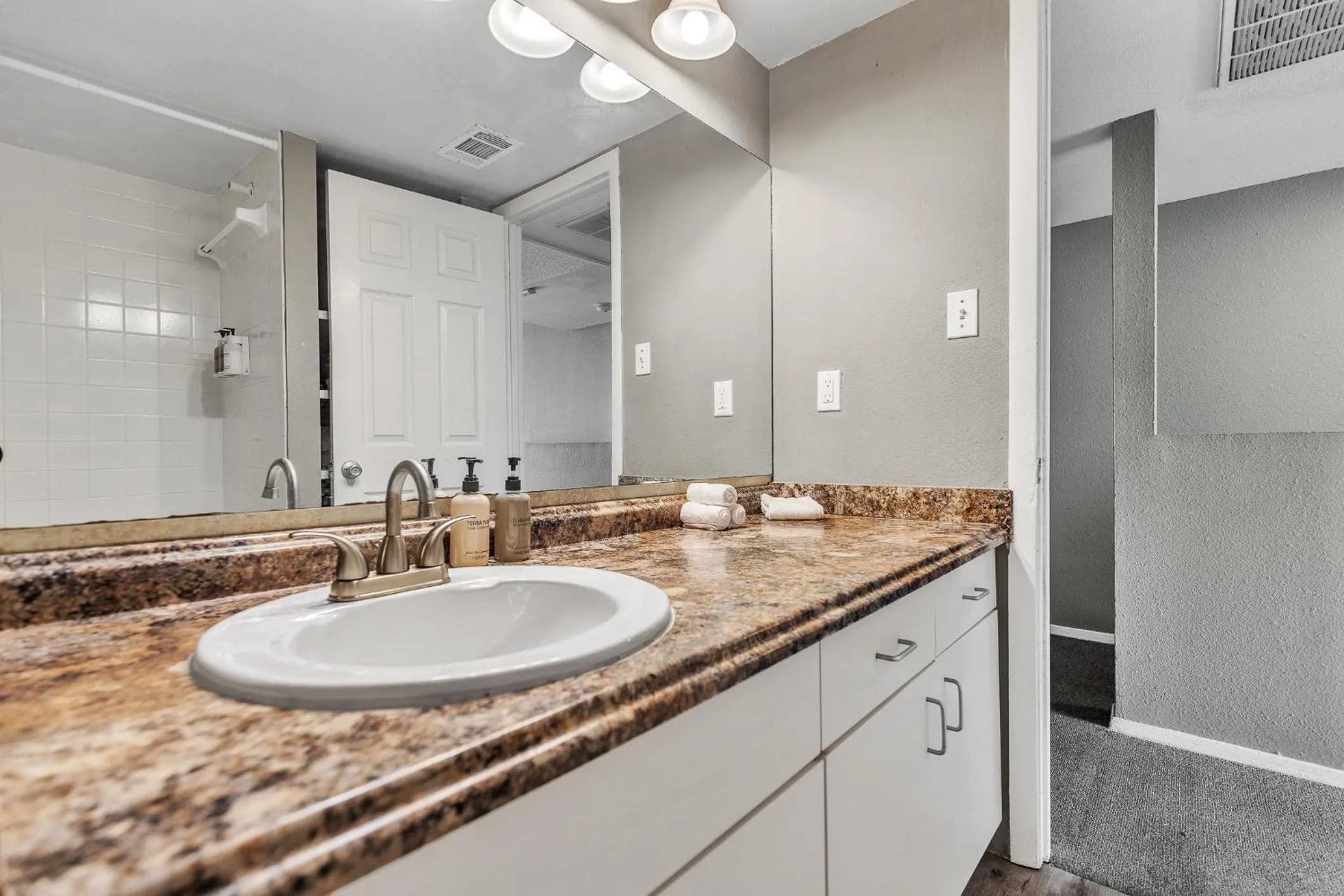 Shower in Littlefield Lofts, Hosted by Placemakr - 6th St