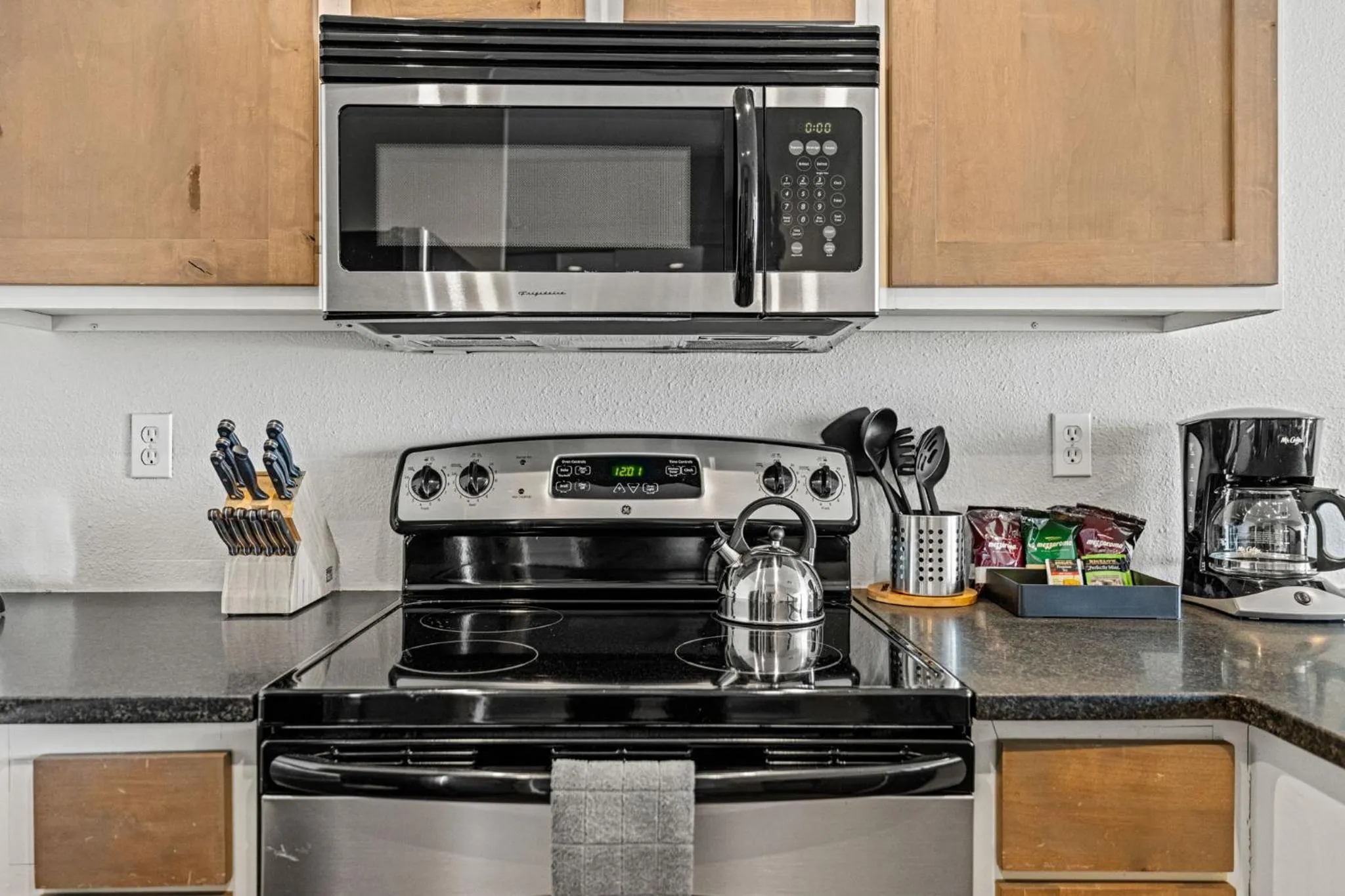 kitchen in Littlefield Lofts, Hosted by Placemakr - 6th St
