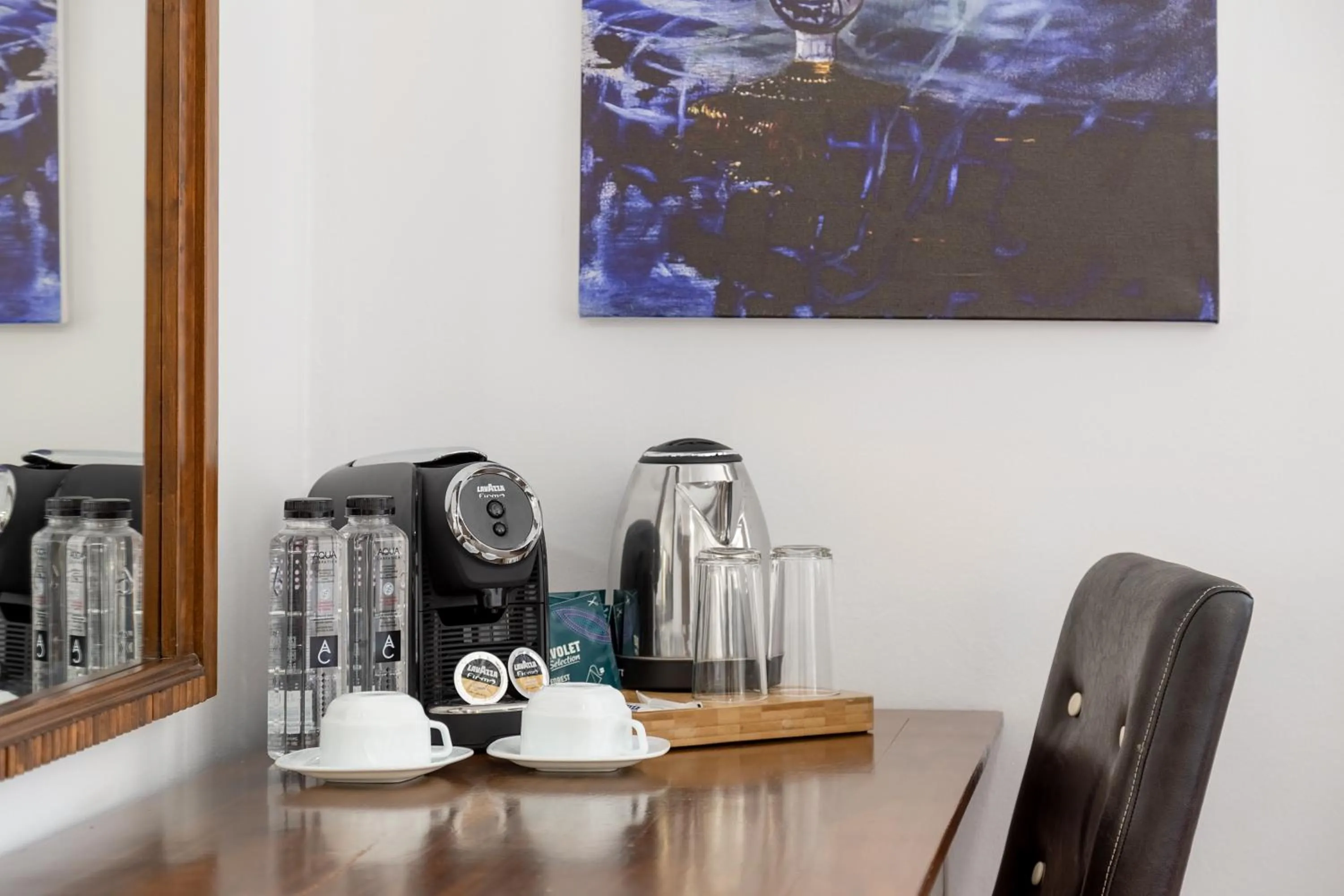 Coffee/tea facilities in Arc de Triomphe by CityBookings