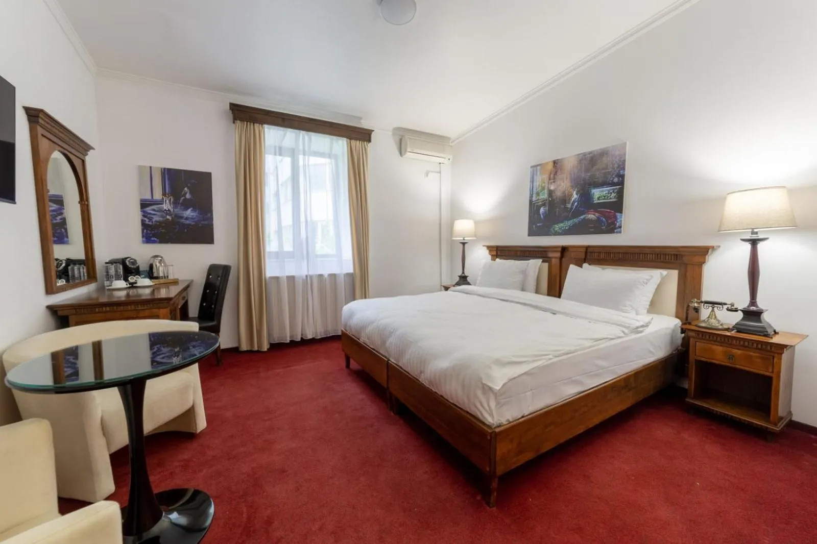 Photo of the whole room, Bed in Arc de Triomphe by CityBookings