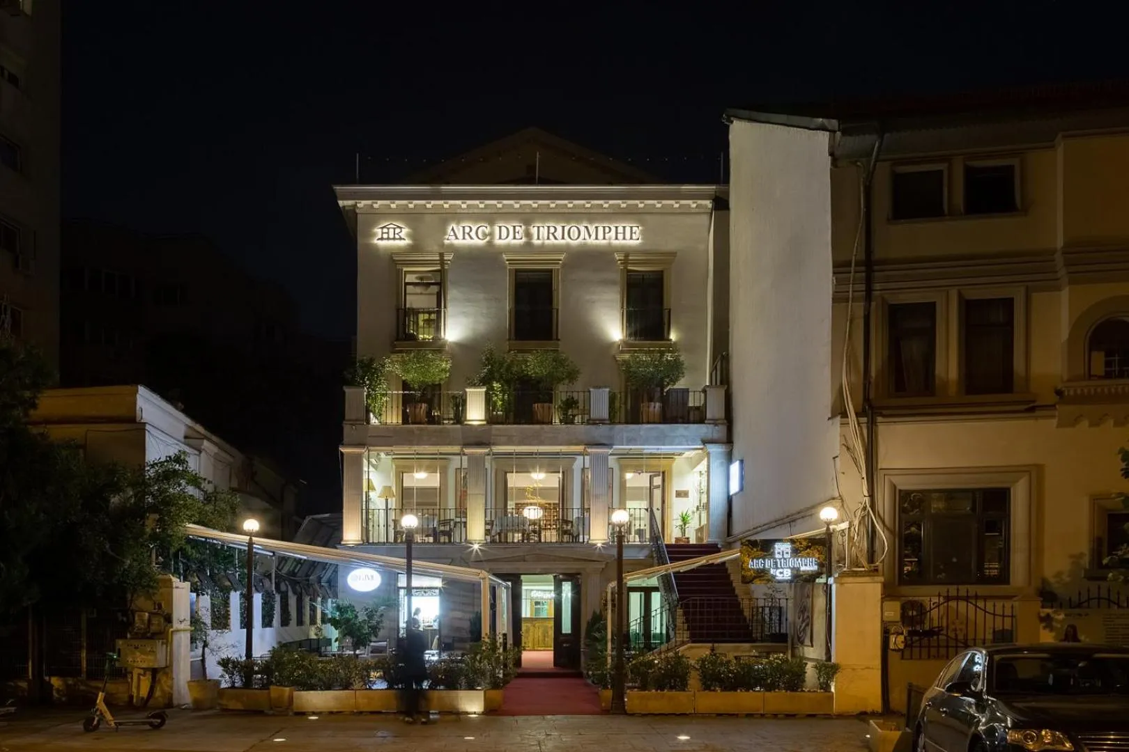 Property building in Arc de Triomphe by CityBookings