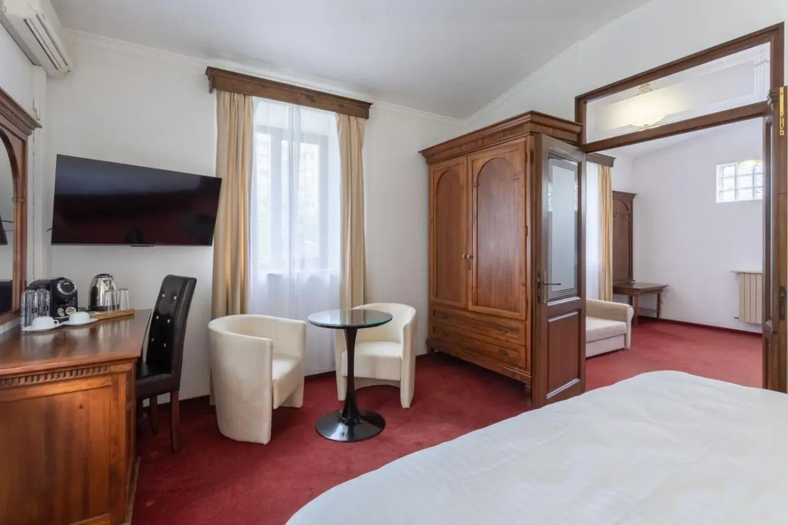 Photo of the whole room, Bed in Arc de Triomphe by CityBookings Photo of the whole room, Bed in Arc de Triomphe by CityBookings