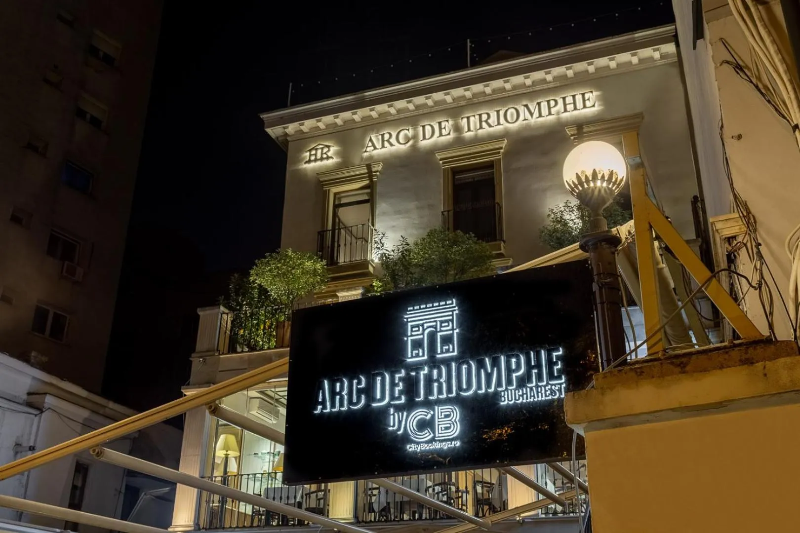 Facade/entrance in Arc de Triomphe by CityBookings