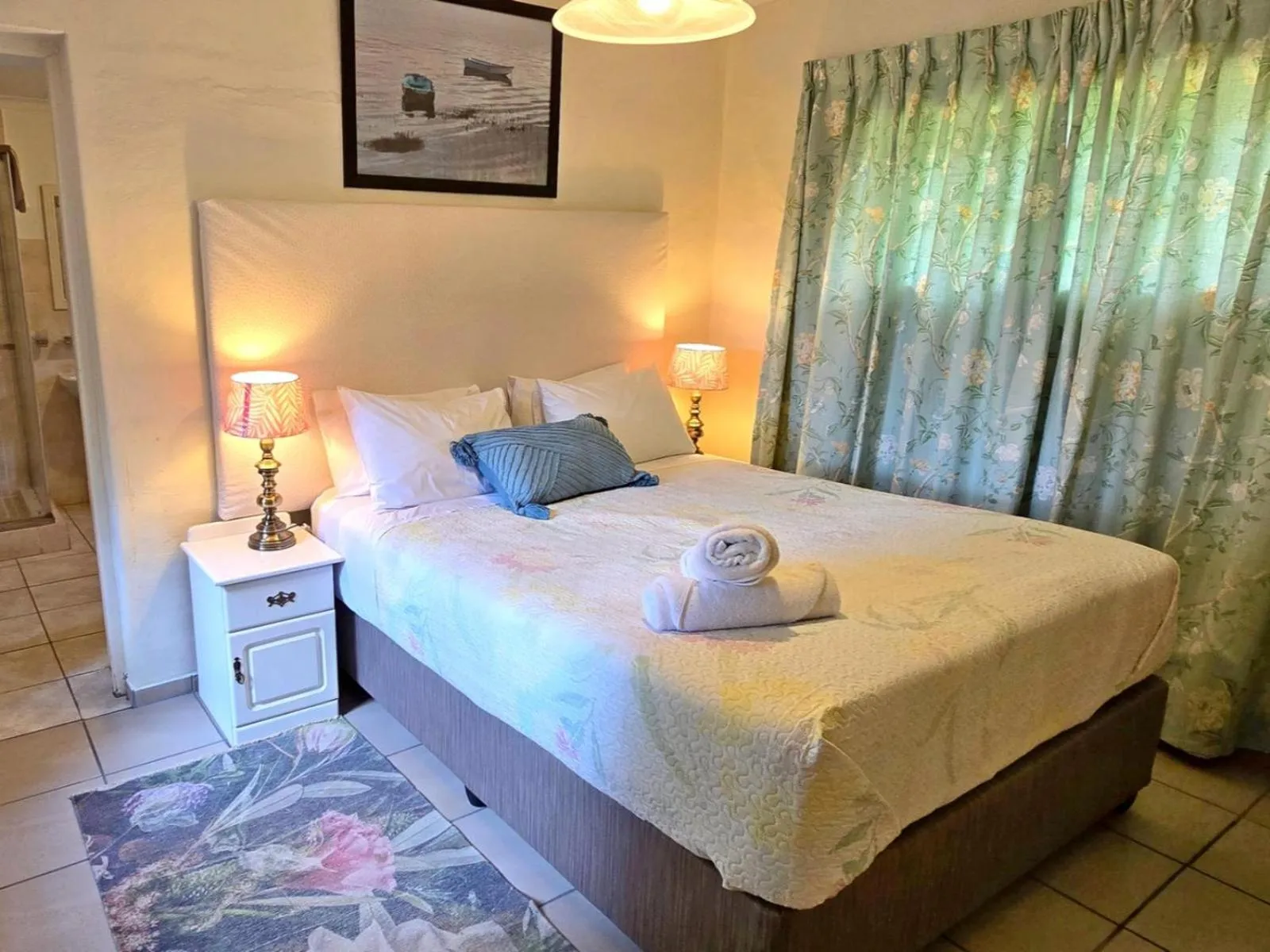 Photo of the whole room, Bed in Lake Naverone Holiday Cottages