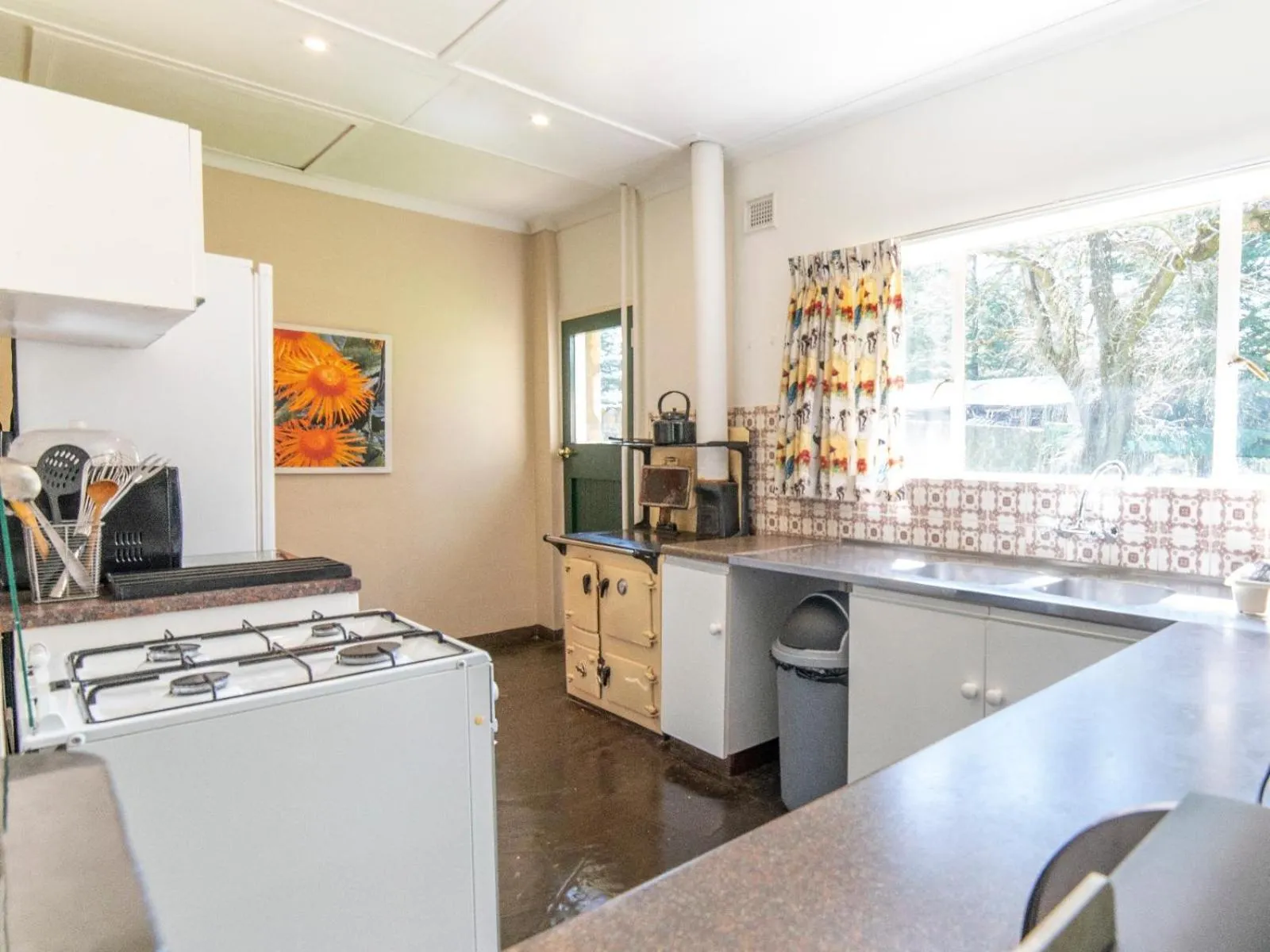 Kitchen or kitchenette in Lake Naverone Holiday Cottages