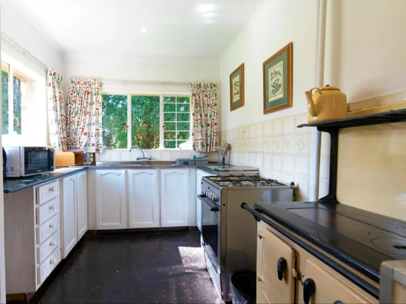 Kitchen or kitchenette in Lake Naverone Holiday Cottages
