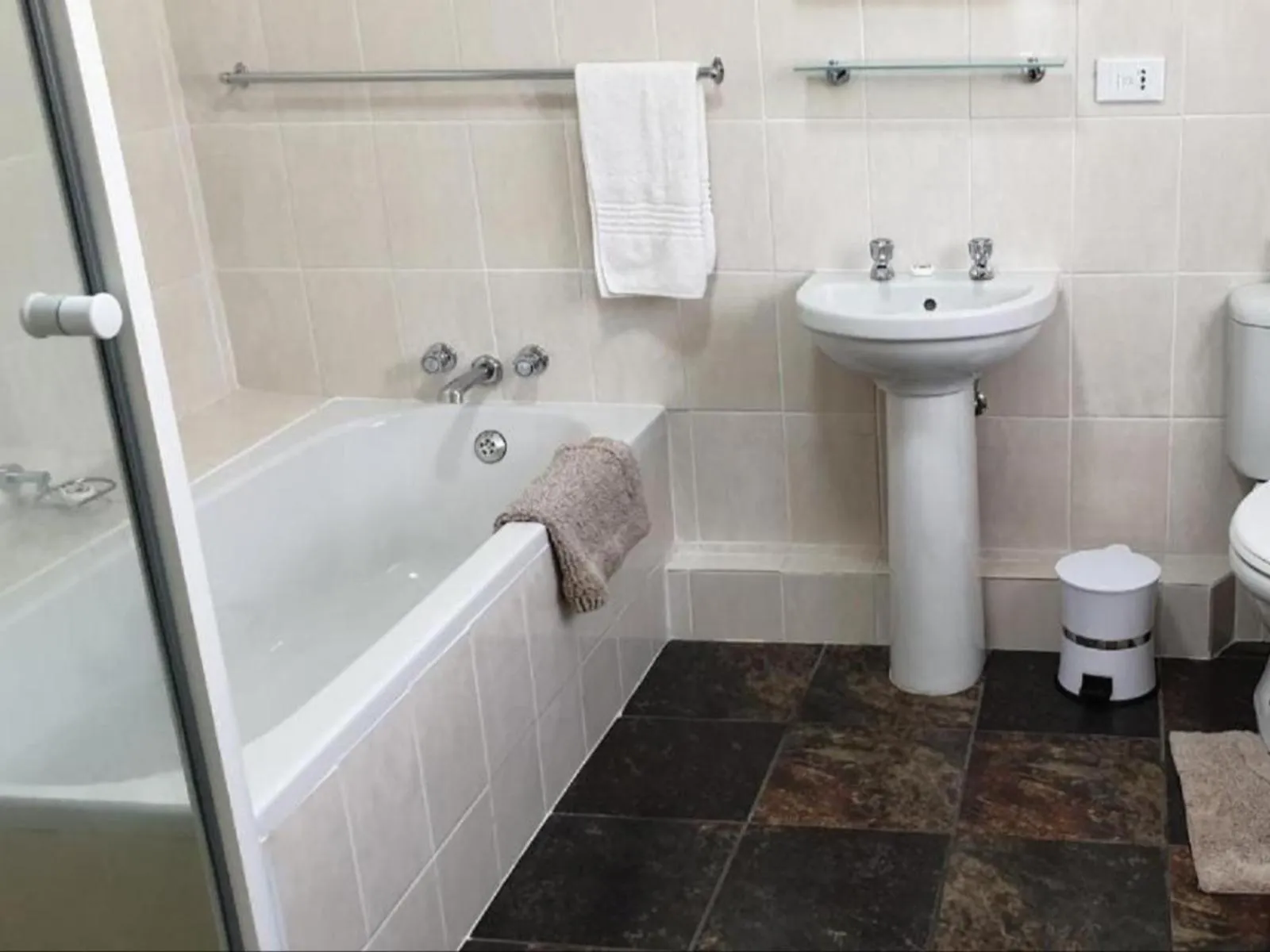 Bathroom in Lake Naverone Holiday Cottages