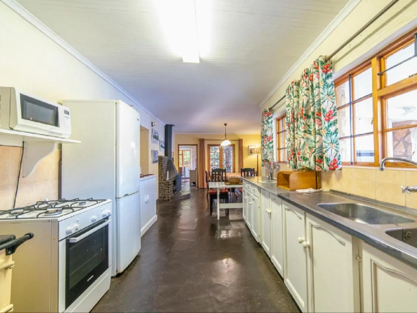 Kitchen or kitchenette in Lake Naverone Holiday Cottages