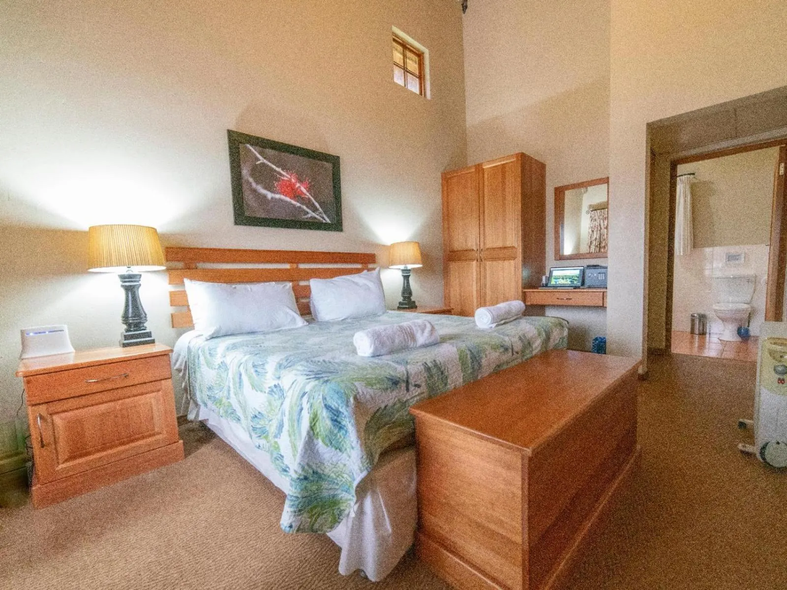 Photo of the whole room, Bed in Lake Naverone Holiday Cottages