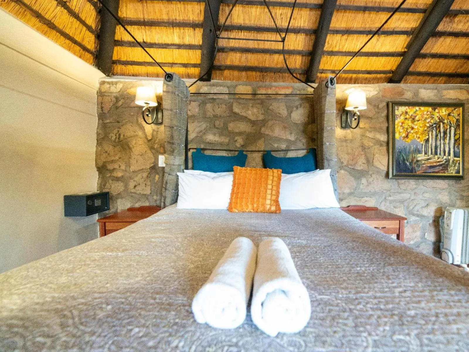 Photo of the whole room, Bed in Lake Naverone Holiday Cottages