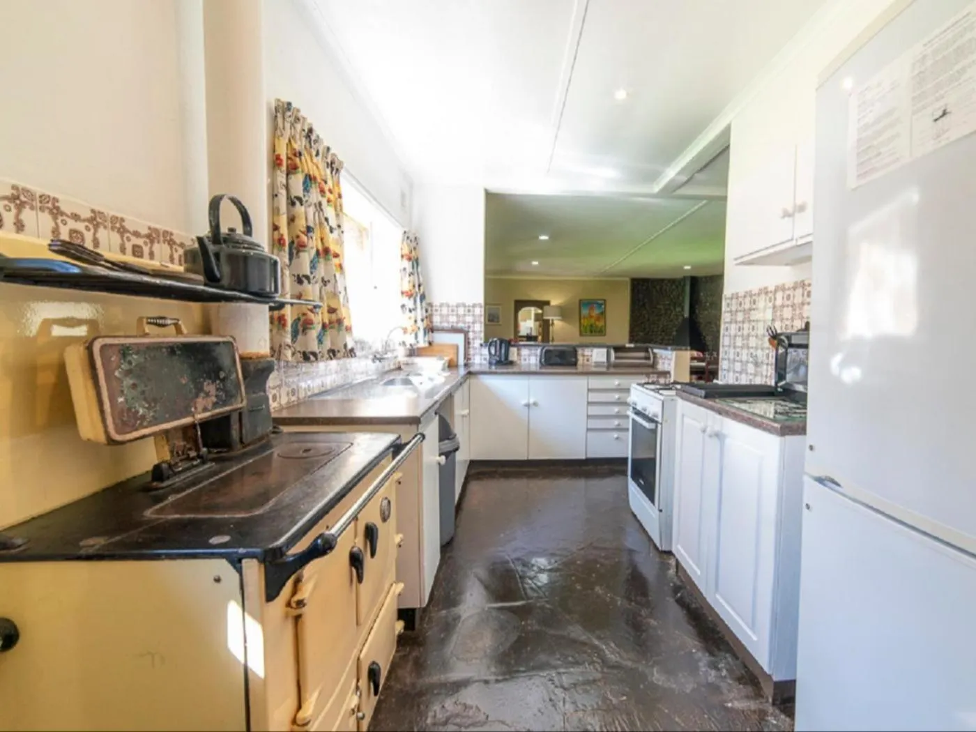 Kitchen or kitchenette in Lake Naverone Holiday Cottages
