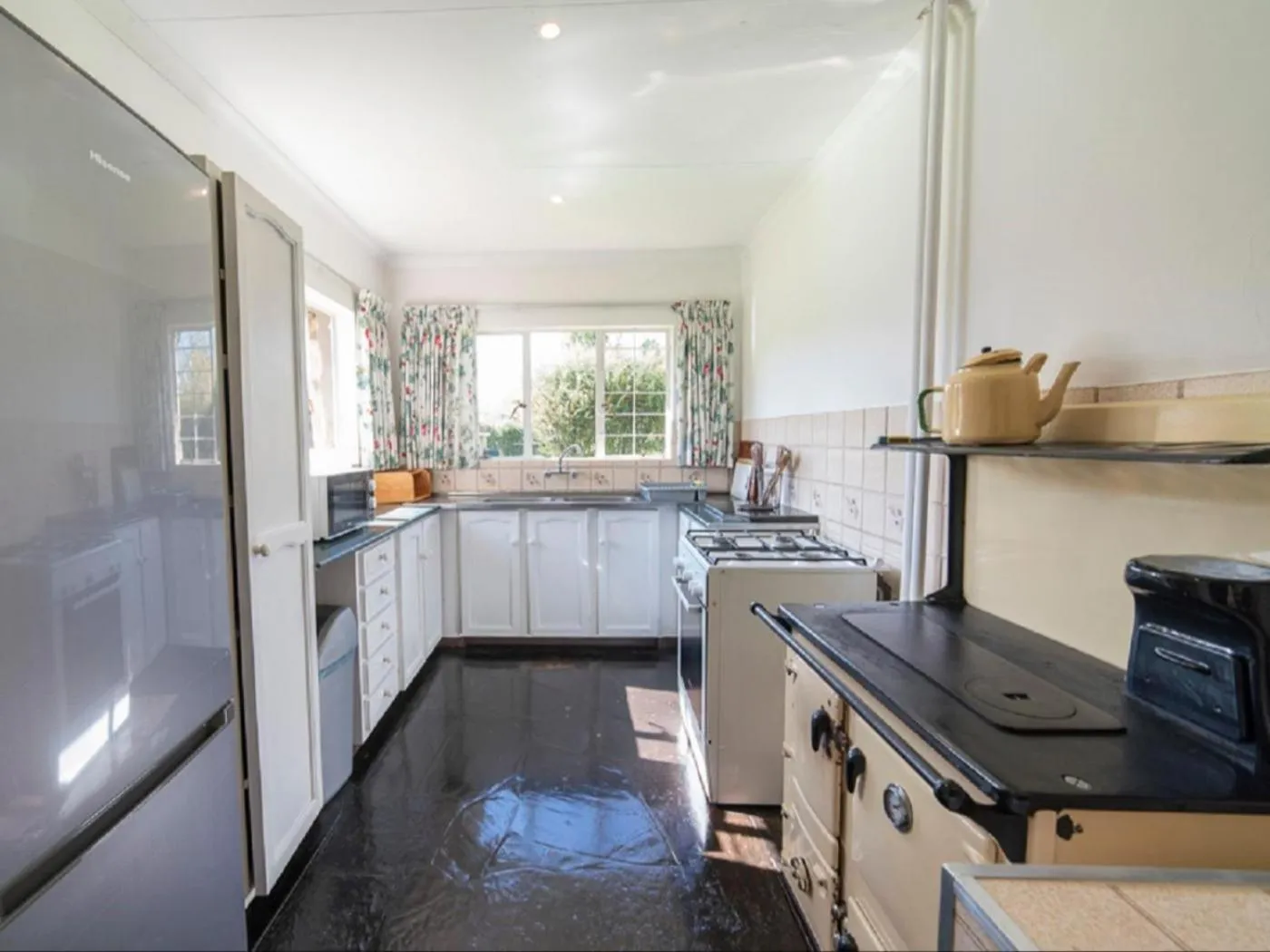 Kitchen or kitchenette in Lake Naverone Holiday Cottages
