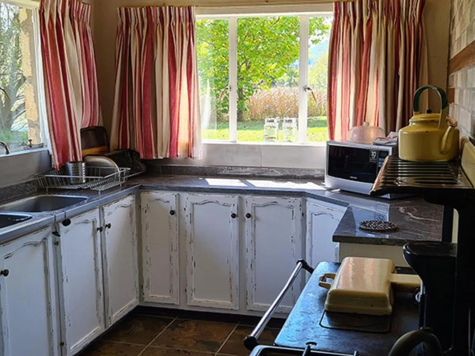 Kitchen or kitchenette in Lake Naverone Holiday Cottages