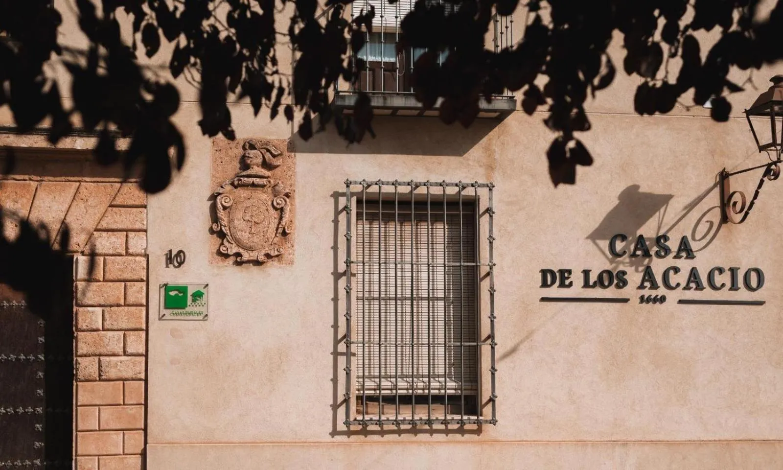 Facade/entrance in Casa de los Acacio