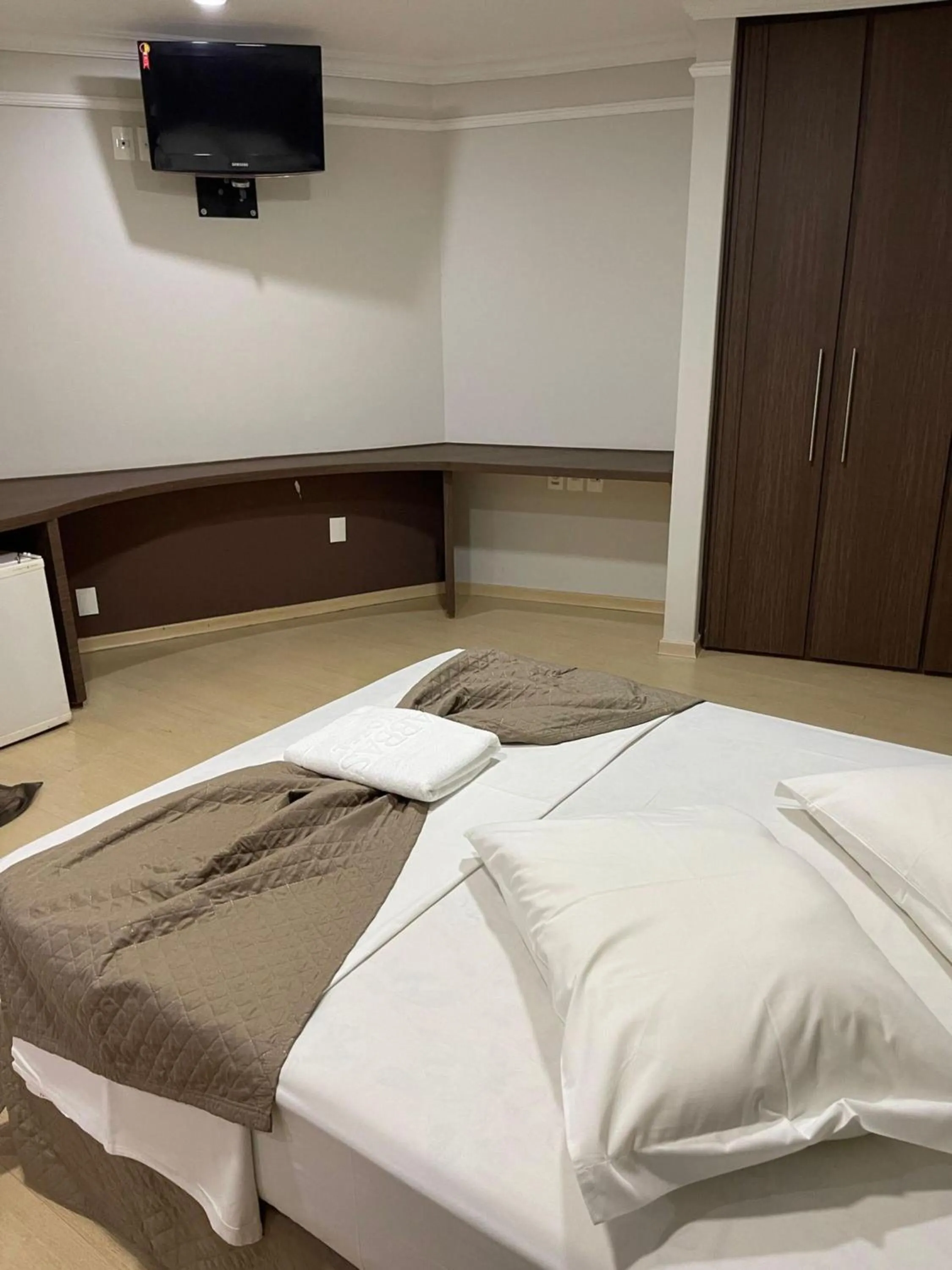 TV and multimedia, Bed in Abbas Hotel