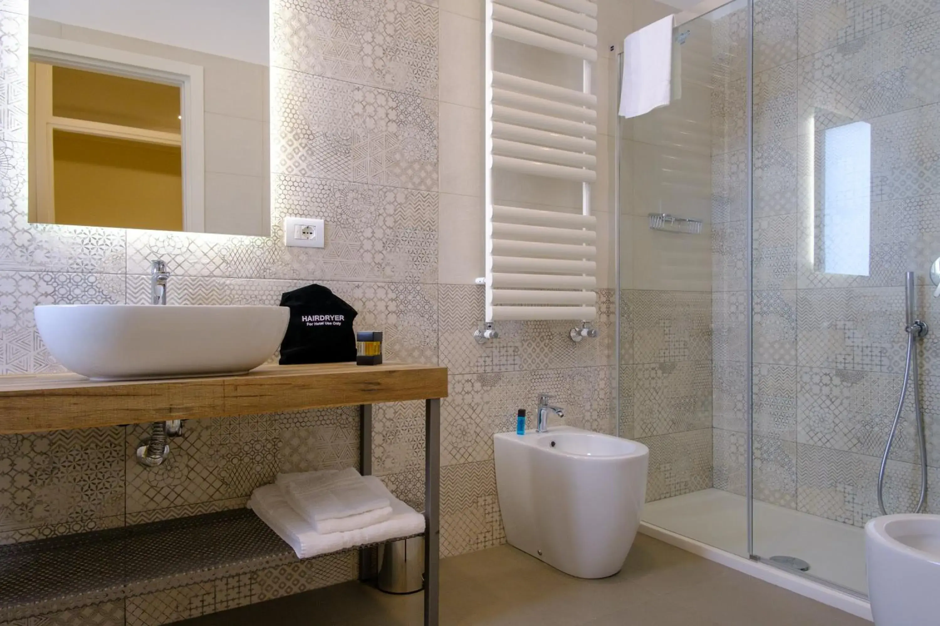 Shower in Palazzo Adele Rooms & Apartments Shower in Palazzo Adele Rooms & Apartments