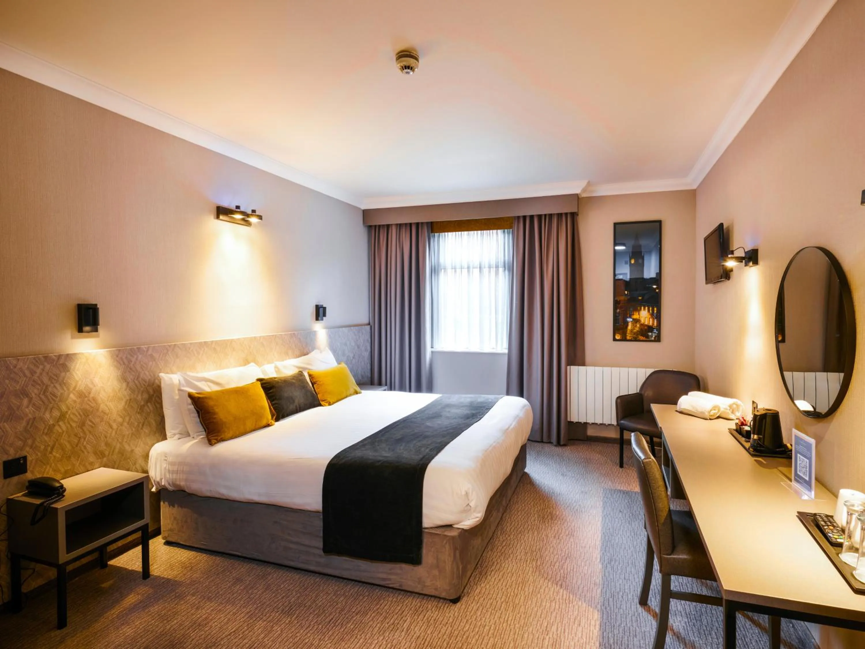 Photo of the whole room, Bed in The Royal Toby Hotel