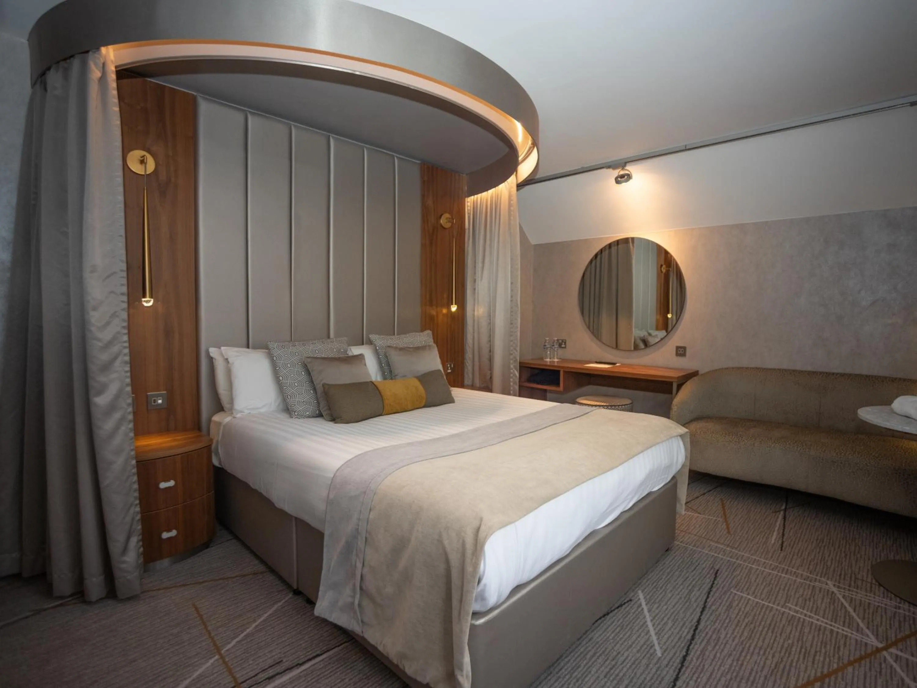 Photo of the whole room, Bed in The Royal Toby Hotel