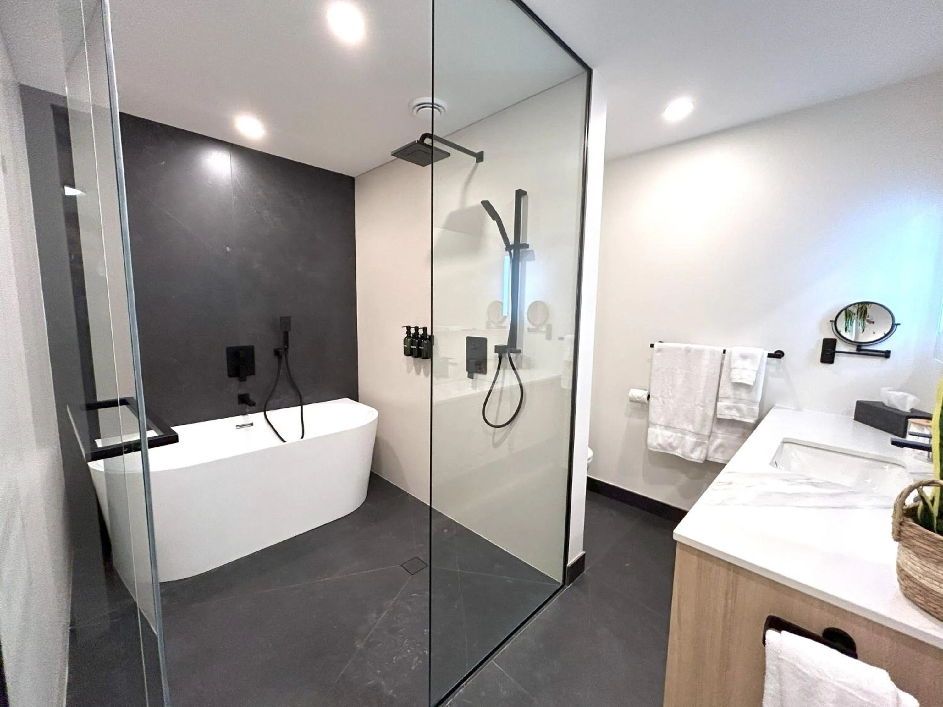 Bathroom, Bed in Le Héron - Studios Nature