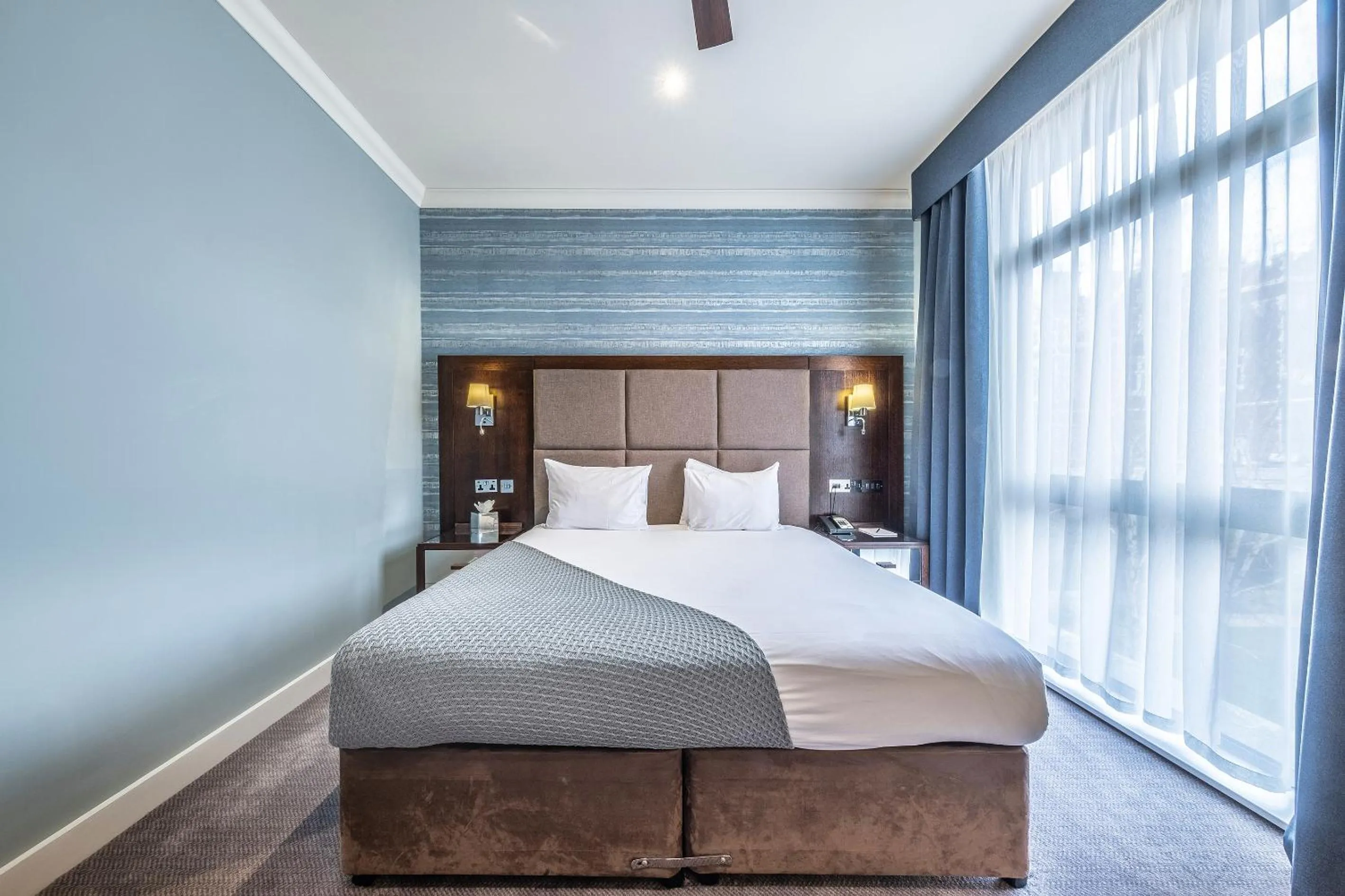 Bed in Wivenhoe House Hotel