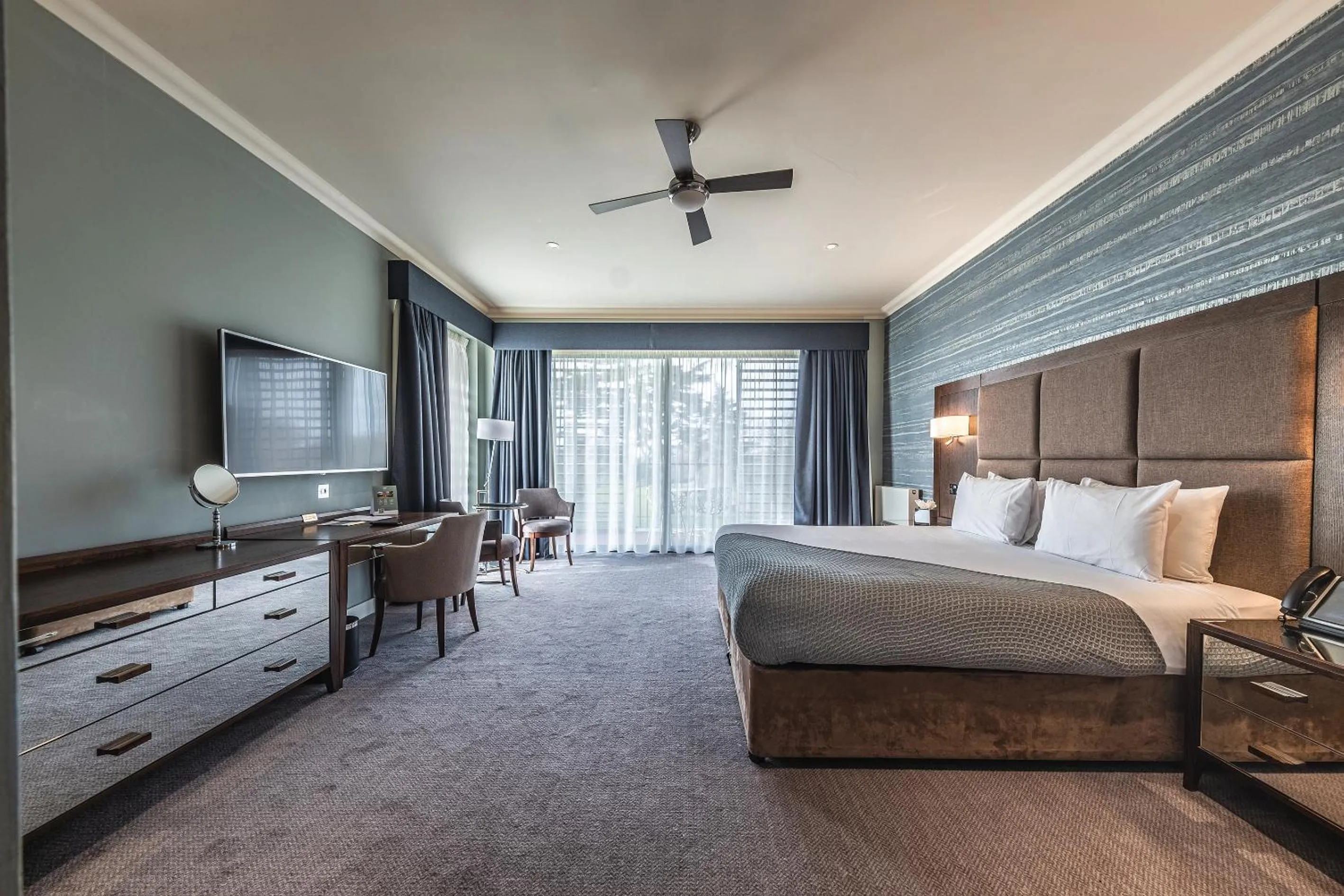 Bed in Wivenhoe House Hotel