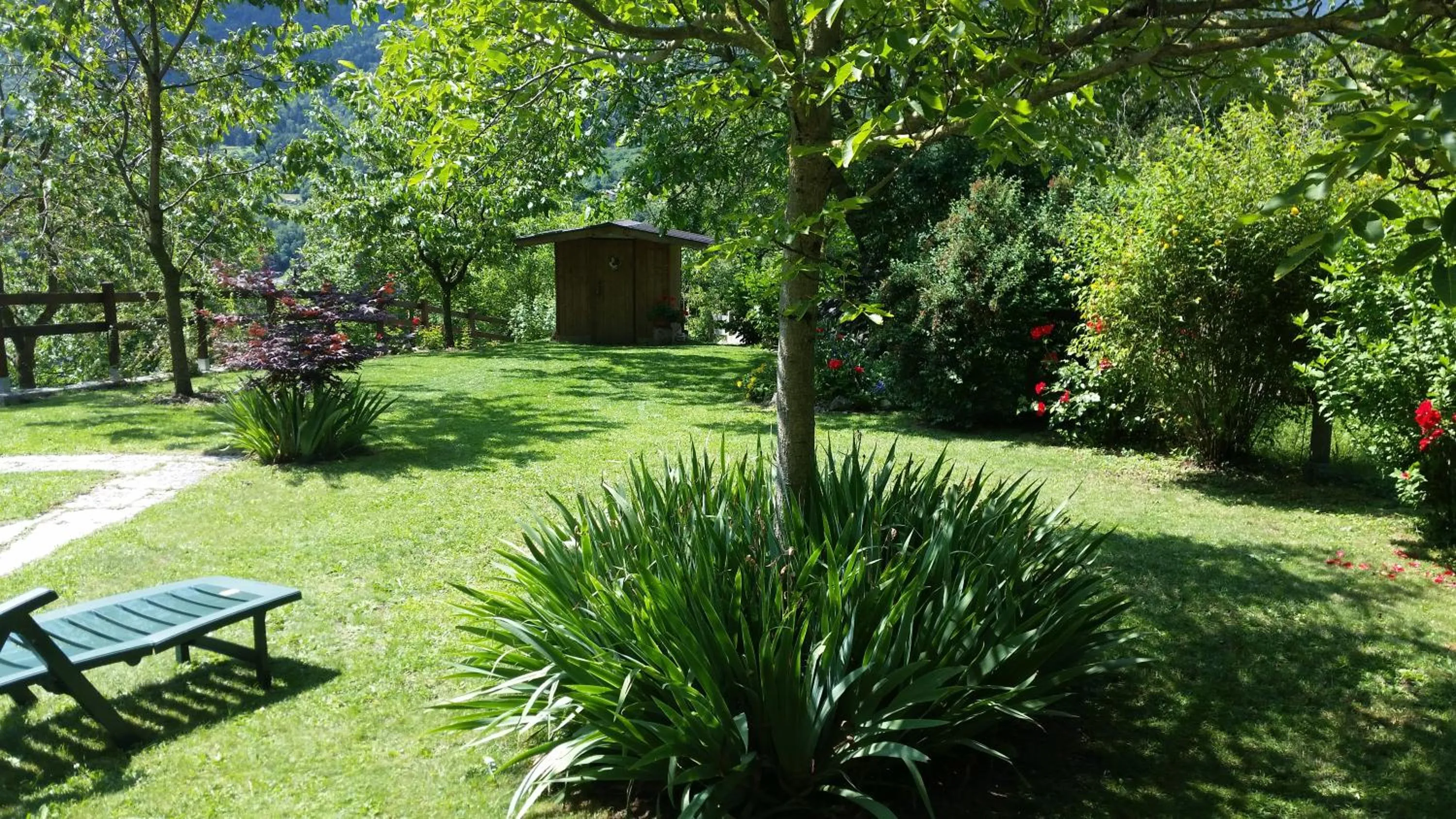 Garden view in Chalet La Nos