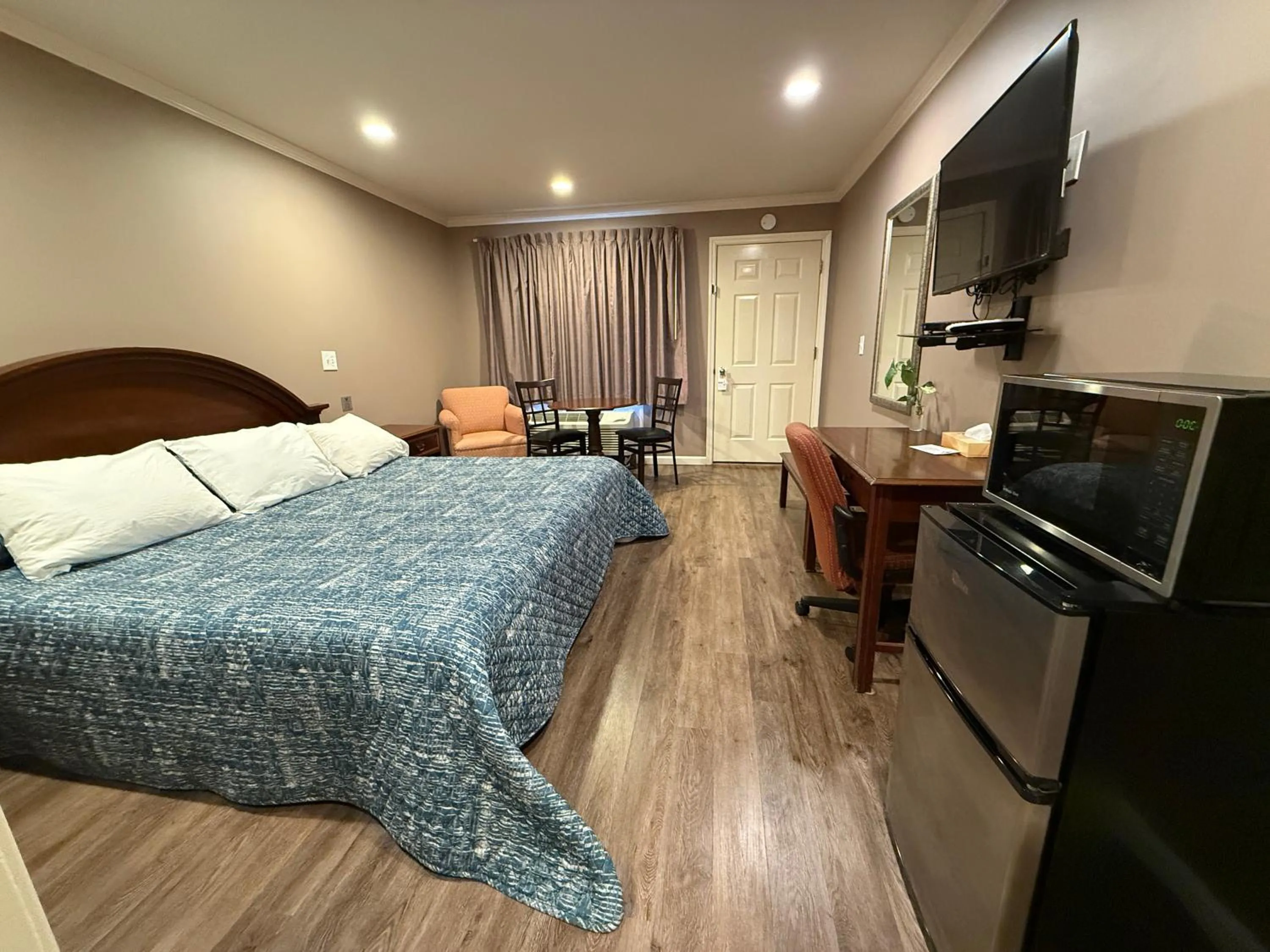 Photo of the whole room, Bed in Heidi's Inn